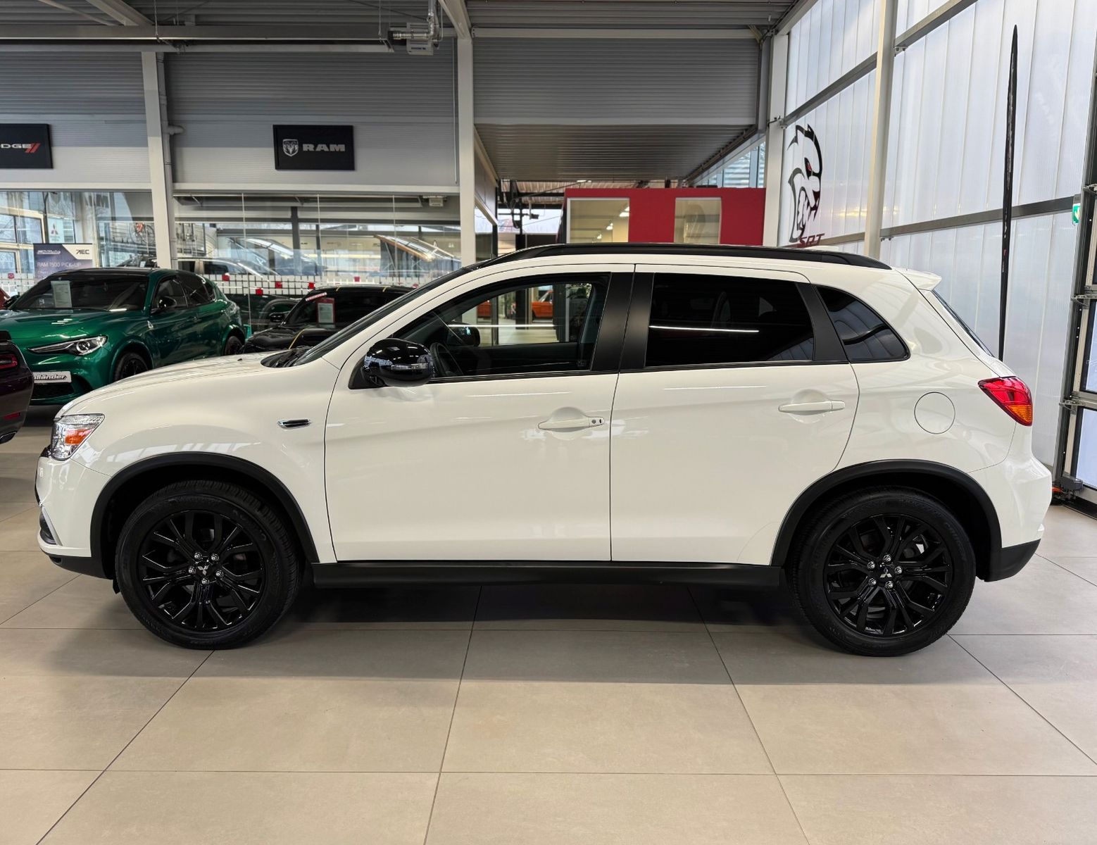 Fahrzeugabbildung Mitsubishi ASX 1.6 Edition+ Black-Paket 2WD "AHK Sitzheizg"