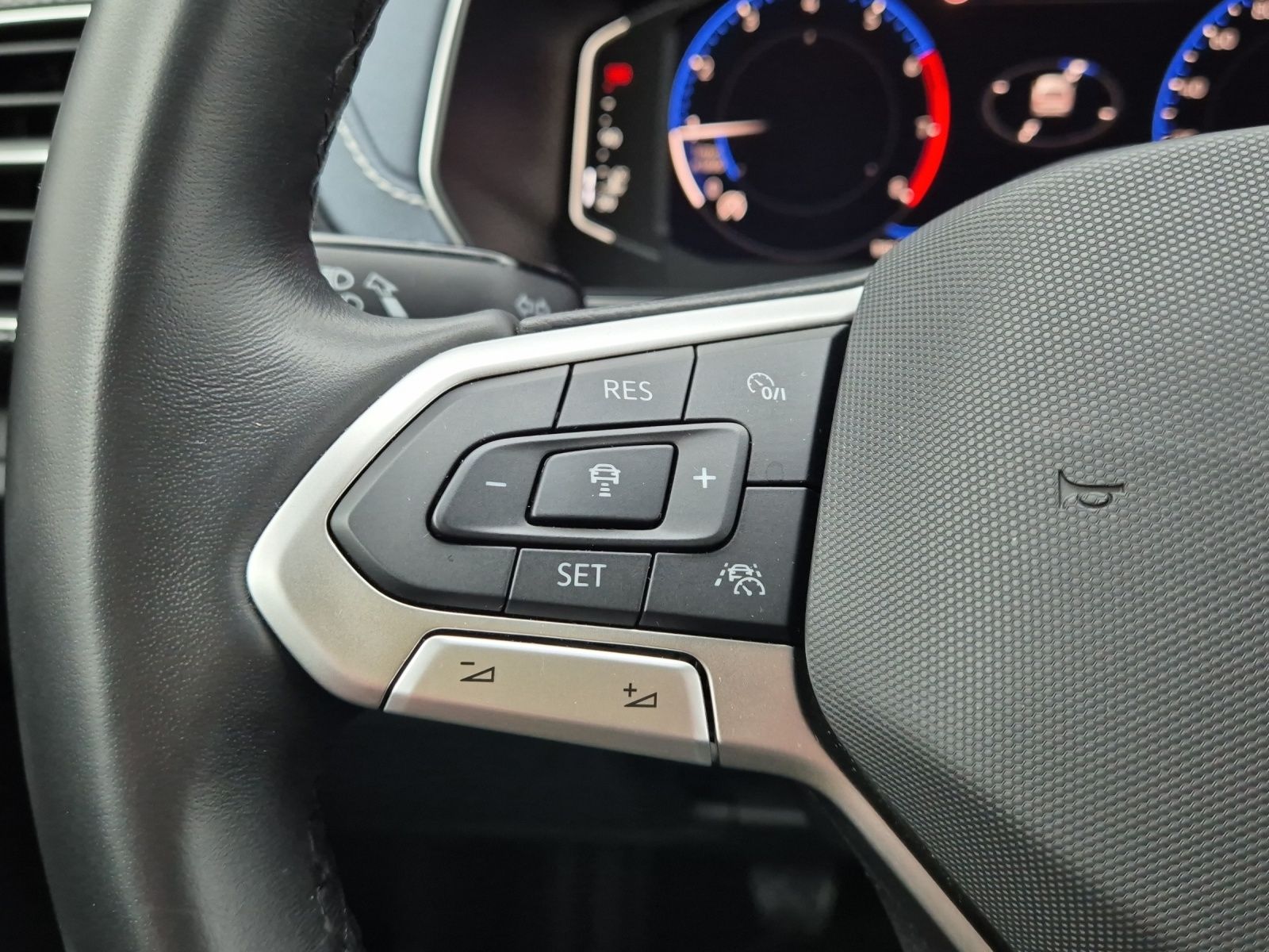 Fahrzeugabbildung Volkswagen T-Cross TSI Style Matrix Navi AID ACC PDC SH LM