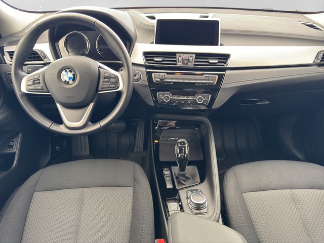 Fahrzeugabbildung BMW X2 sDrive 18i Automatik+LED+Navi+Pano+Kamera+DAB