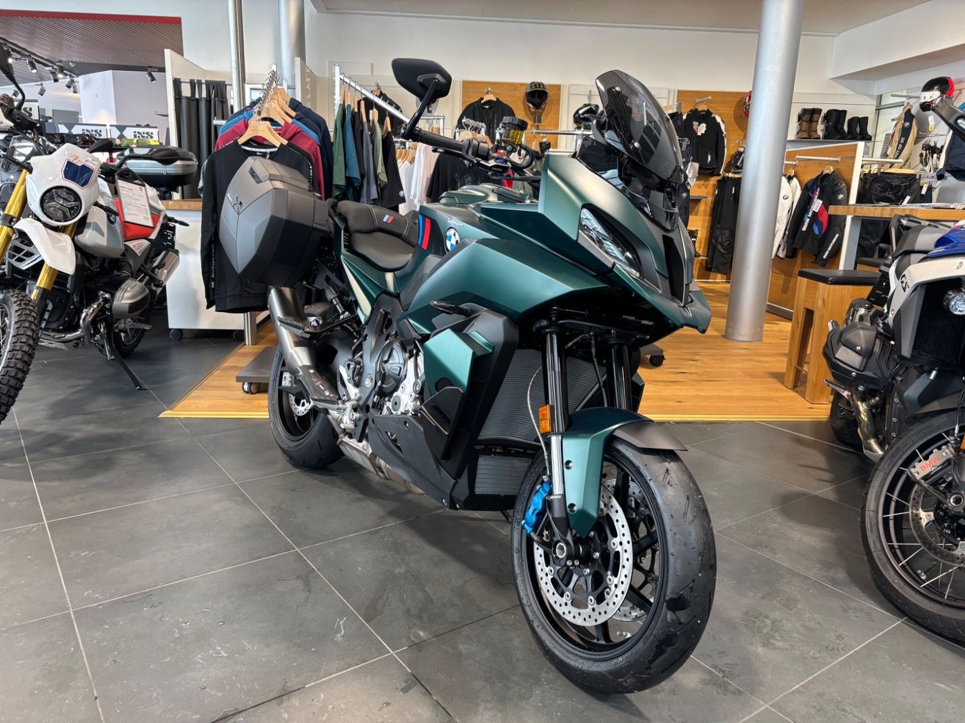 Fahrzeugabbildung BMW M 1000 XR mit Seitenkoffer