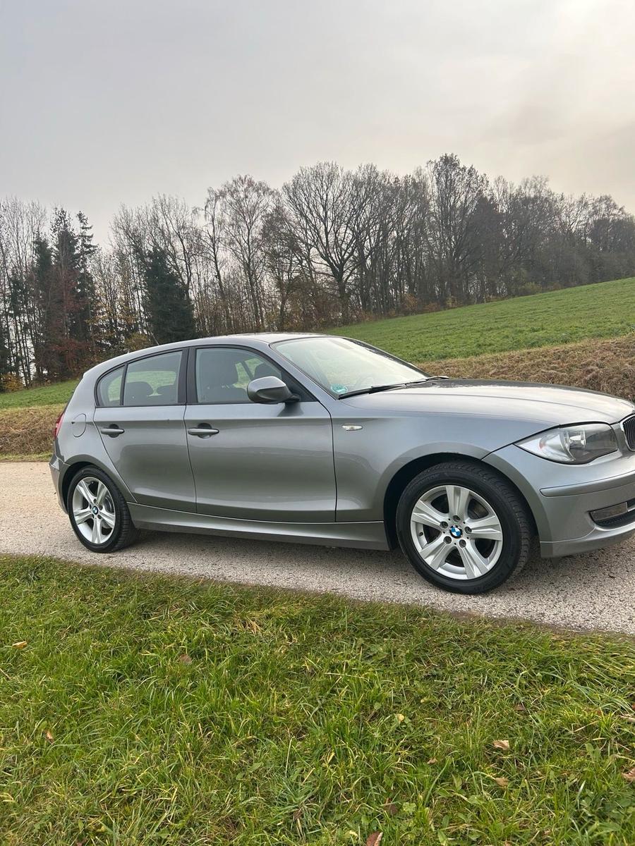 BMW  2010 — rear view