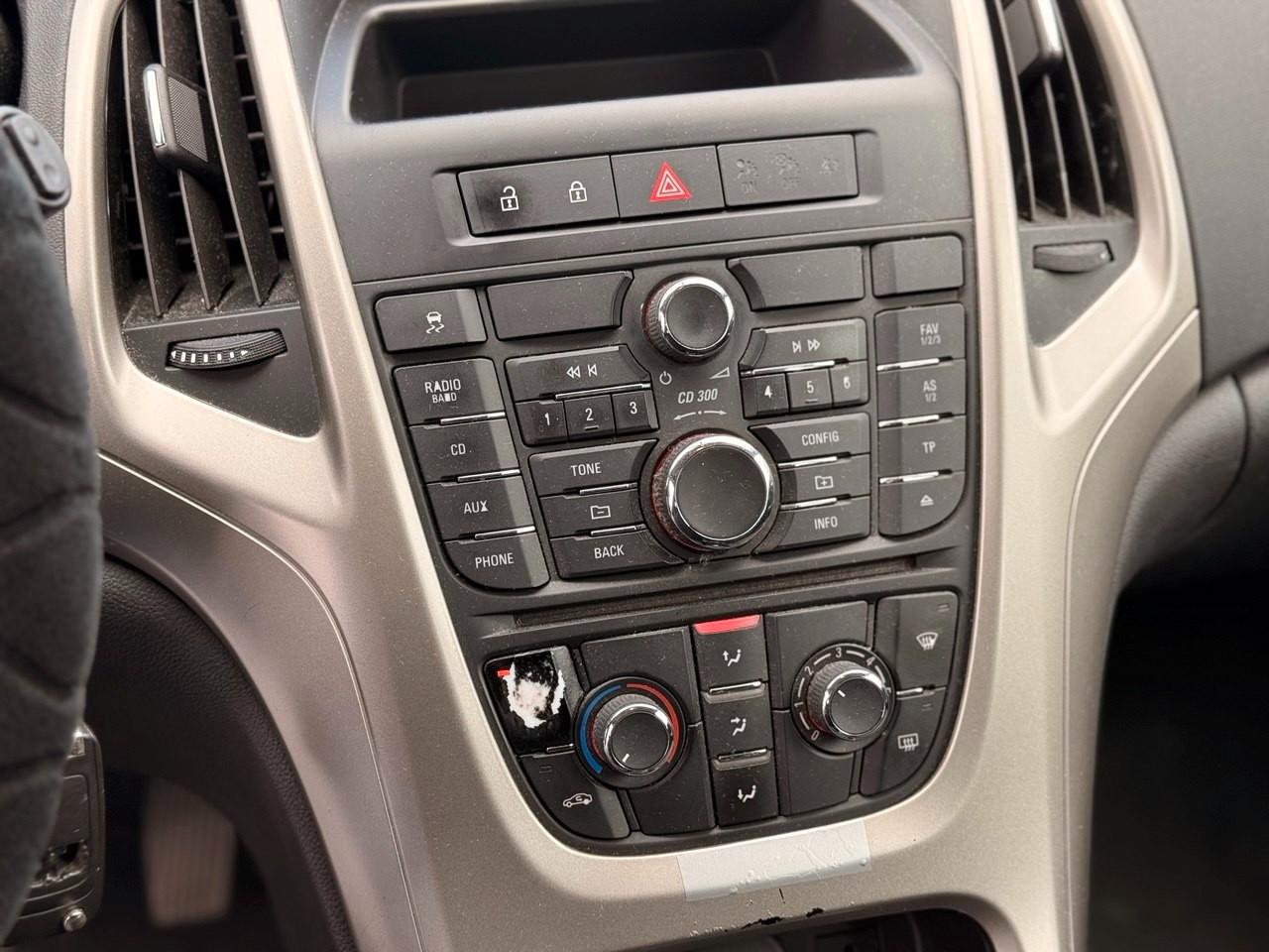 Opel Astra 2012 — photo 9