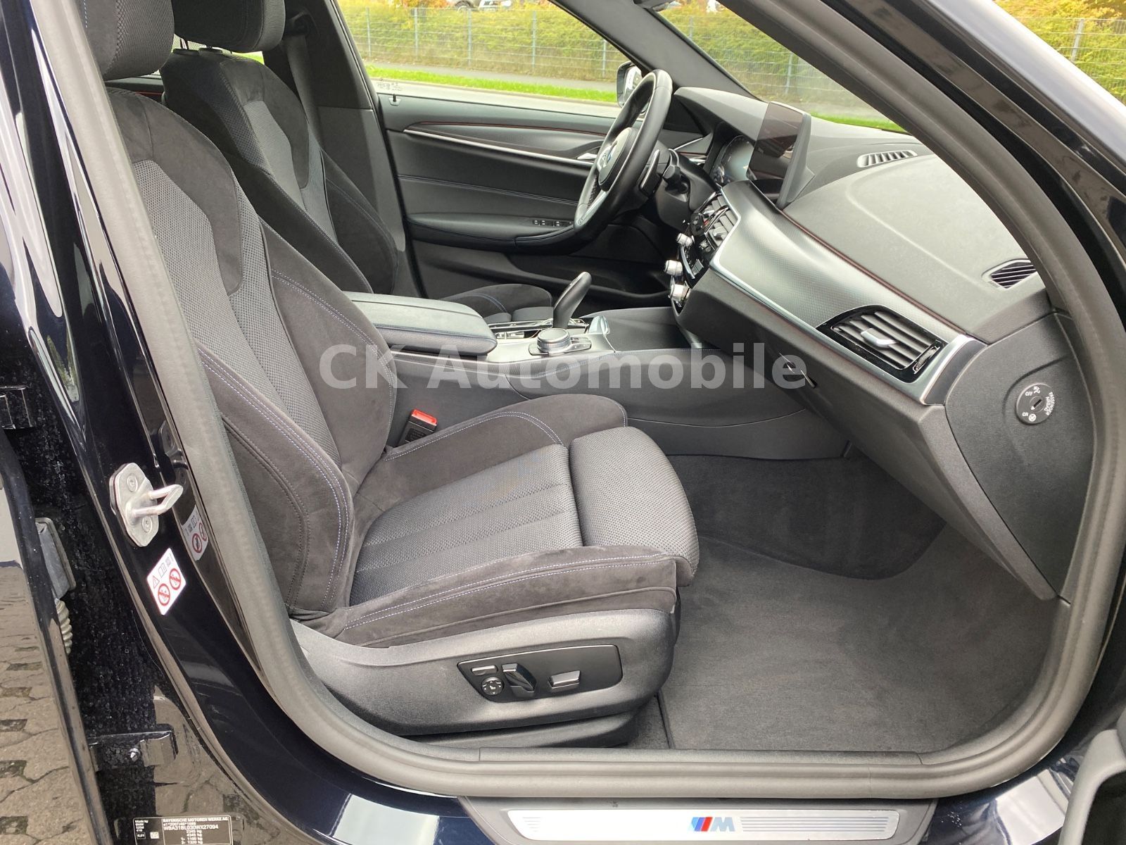 Fahrzeugabbildung BMW 520d Lim. M-Sport/Facelift/Shadow-Line/LED/Kam