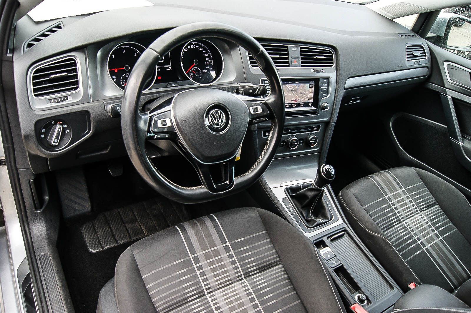 Fahrzeugabbildung Volkswagen Golf VII 1.6 TDI Lounge Bi-XENON NAVIGATION PDC