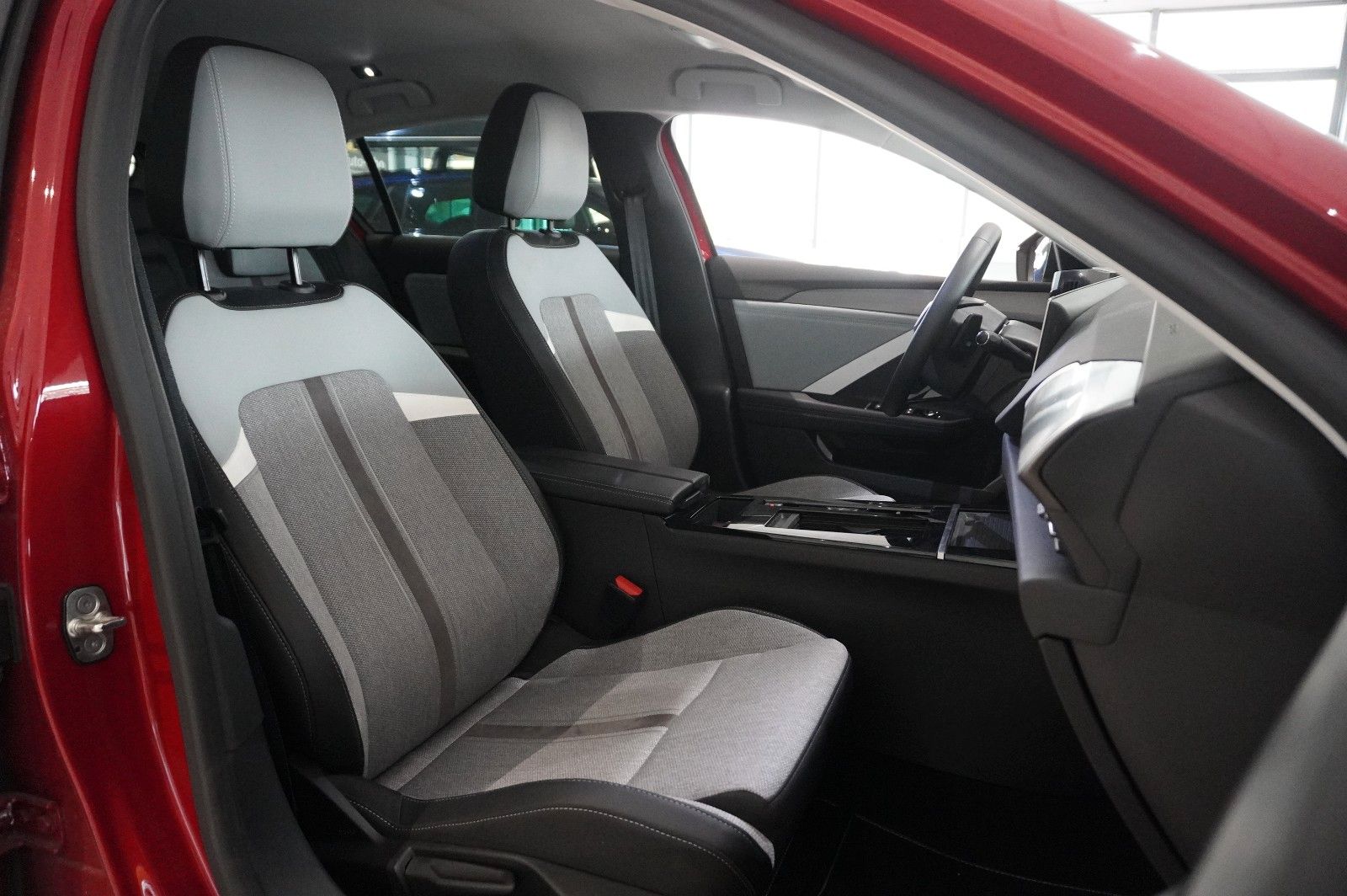 Fahrzeugabbildung Opel Astra L Lim. 1.6 HYBRID ELEGANCE NAVI/LED/KAMERA