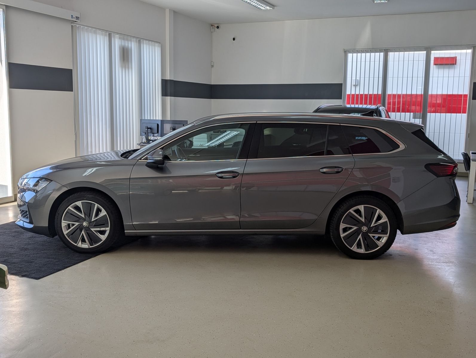 Fahrzeugabbildung SKODA Superb IV 2.0TDI DSG 4x4 MATRIX PANO NEUES MODEL