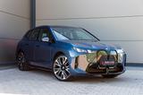 BMW iX 60 M SPORT.SOFTCL.LUFTFEDER.SKY.MASSAGE.SKY - mit Elektro-Antrieb: Blau, Panorama-Dach