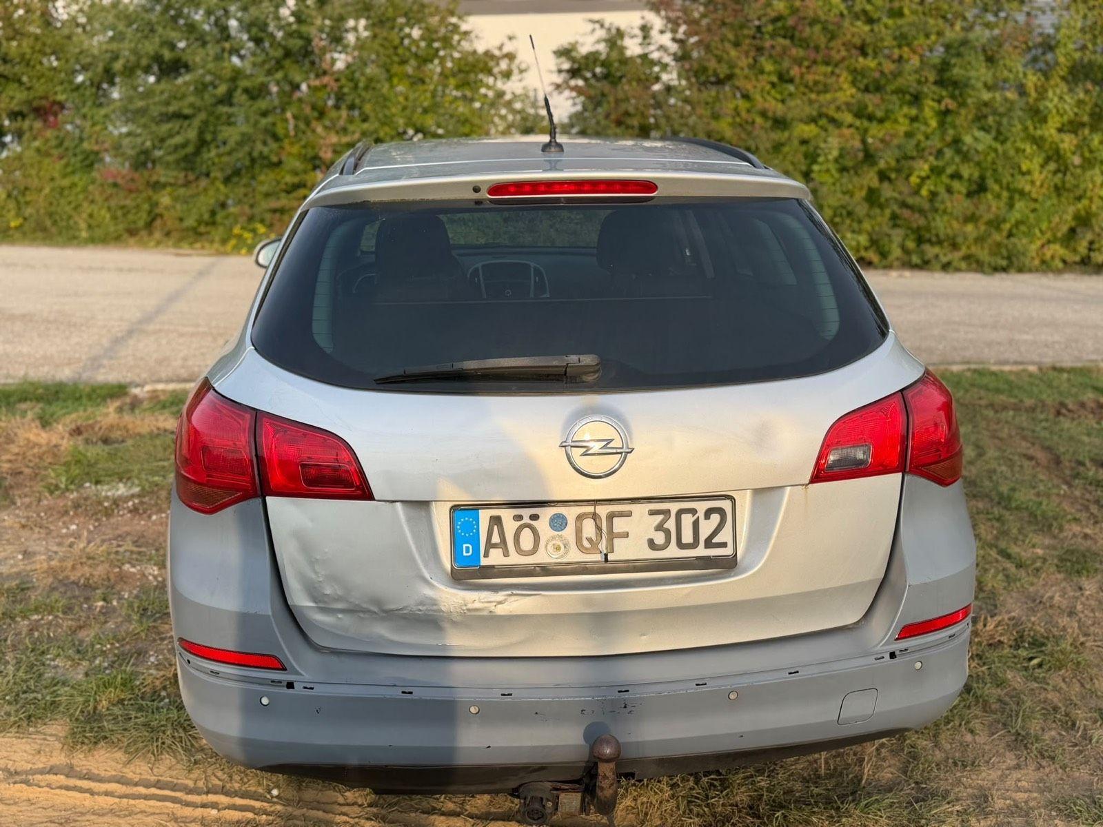 Opel Astra 2011 — фото 5