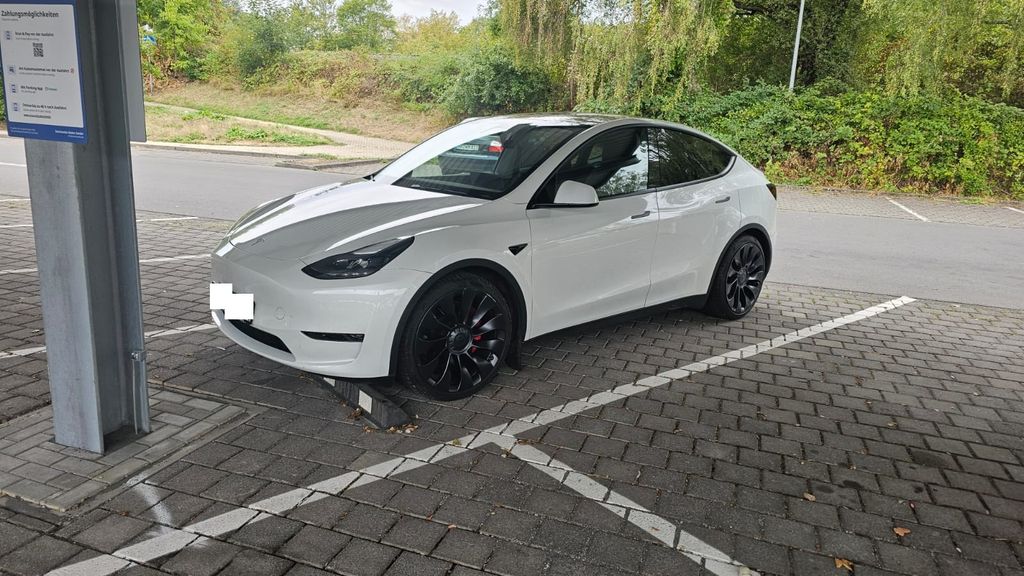 Tesla Model Y — hlavná fotografia