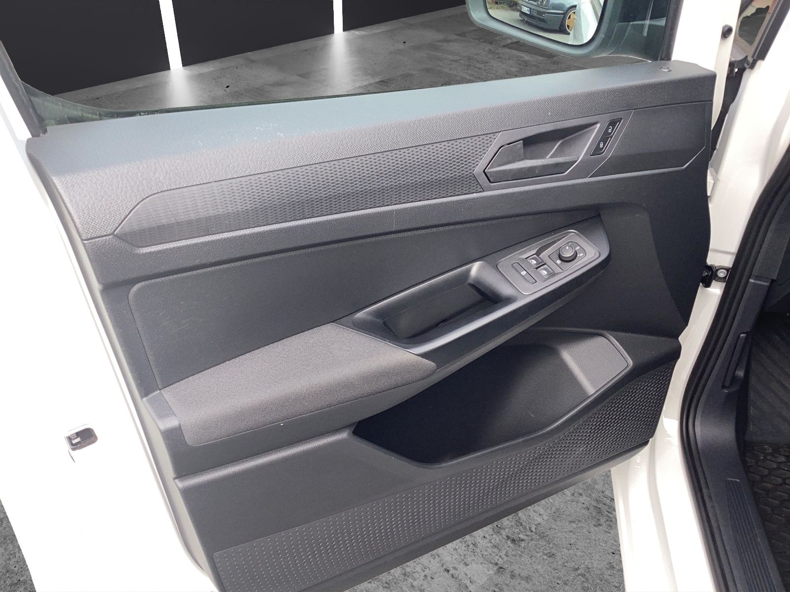Fahrzeugabbildung Volkswagen Caddy Kombi TSI 5-Sitze DSG NAVI RÜCK MFL