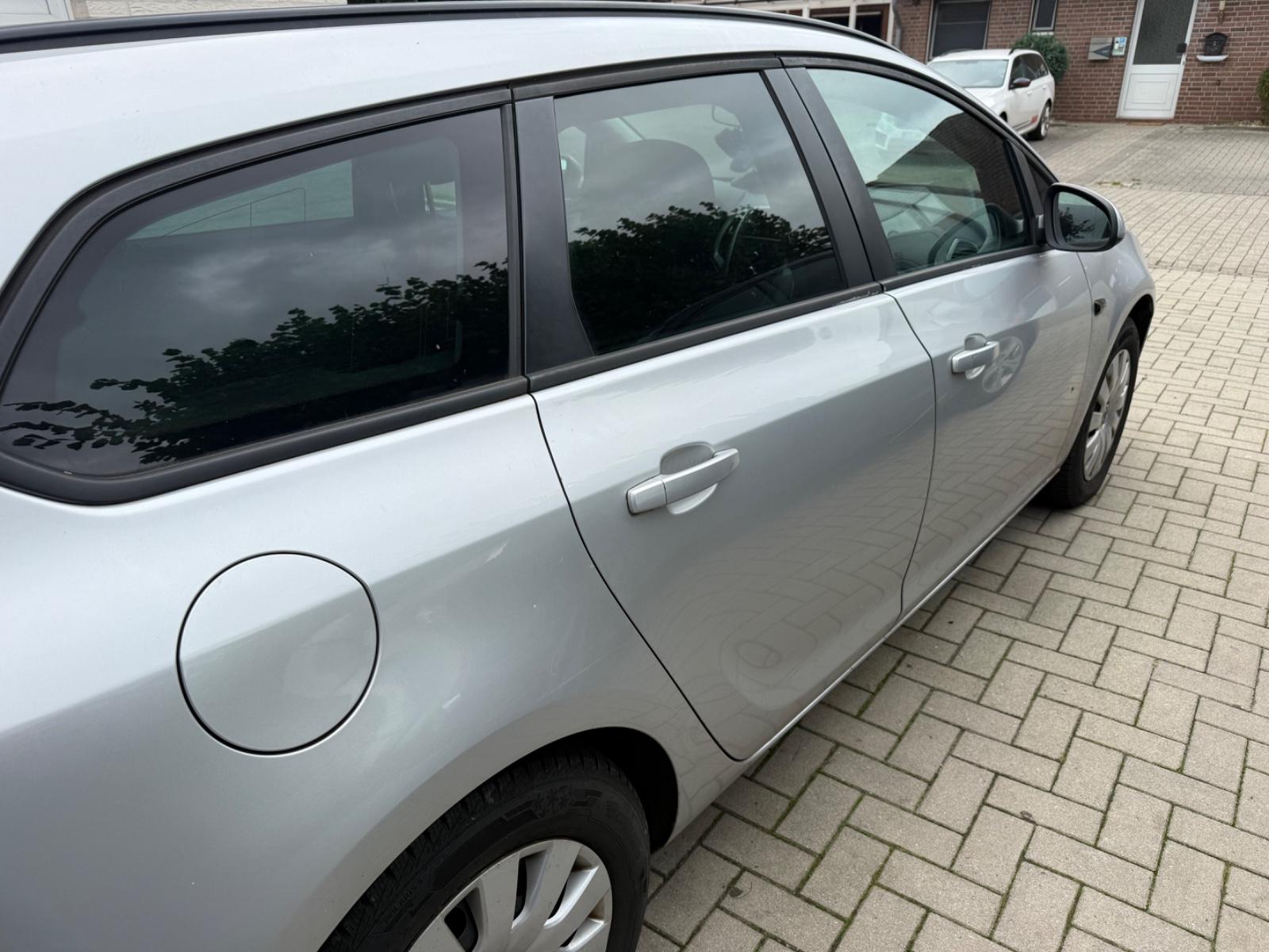 Opel Astra 2011 — photo 6
