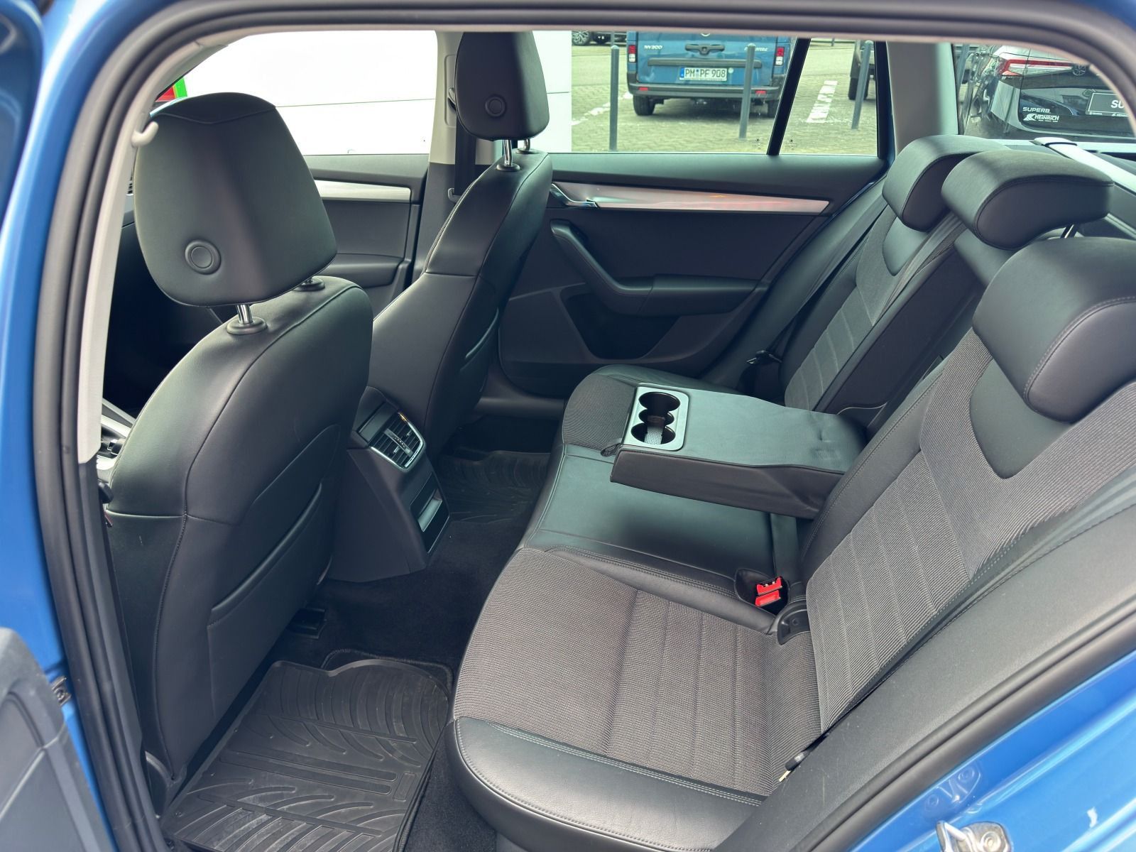 Fahrzeugabbildung SKODA Octavia Combi 2.0 TDI 150PS DSG*AHK*PDC*SmartLin