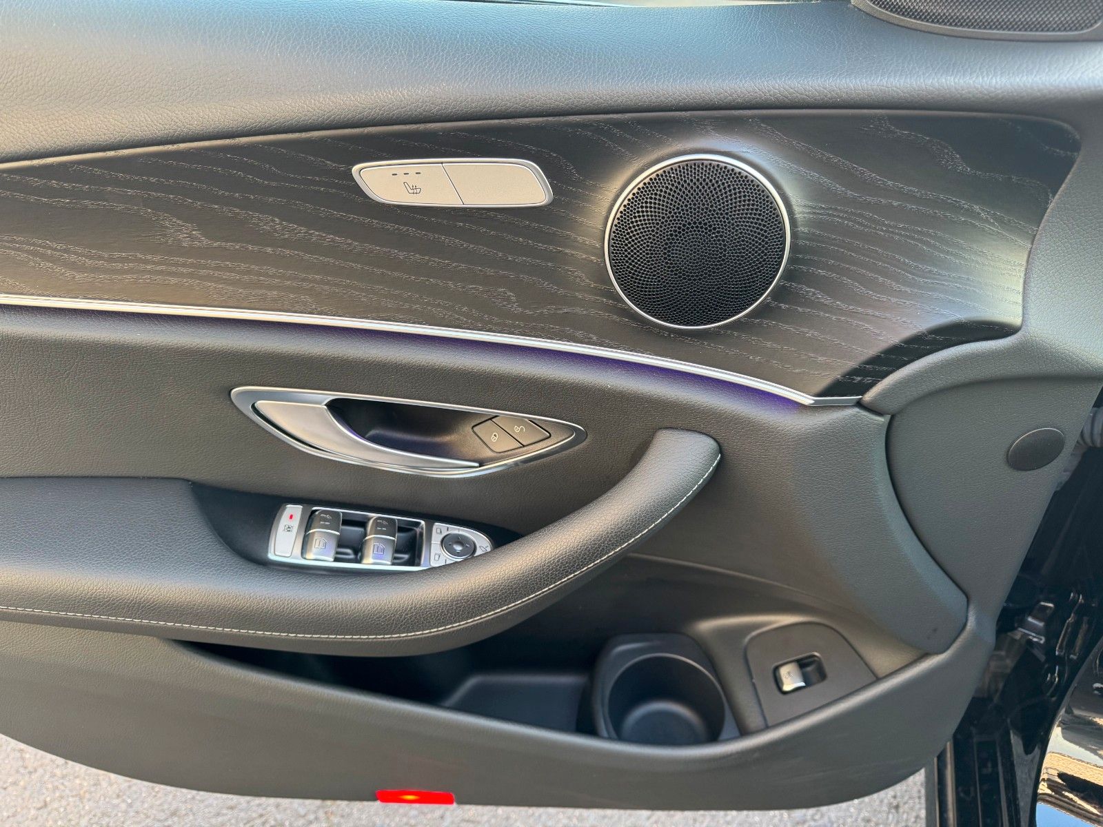 Fahrzeugabbildung Mercedes-Benz E 220d Avantgarde+Pano+AHK+DistrPlus+MultiBeam+