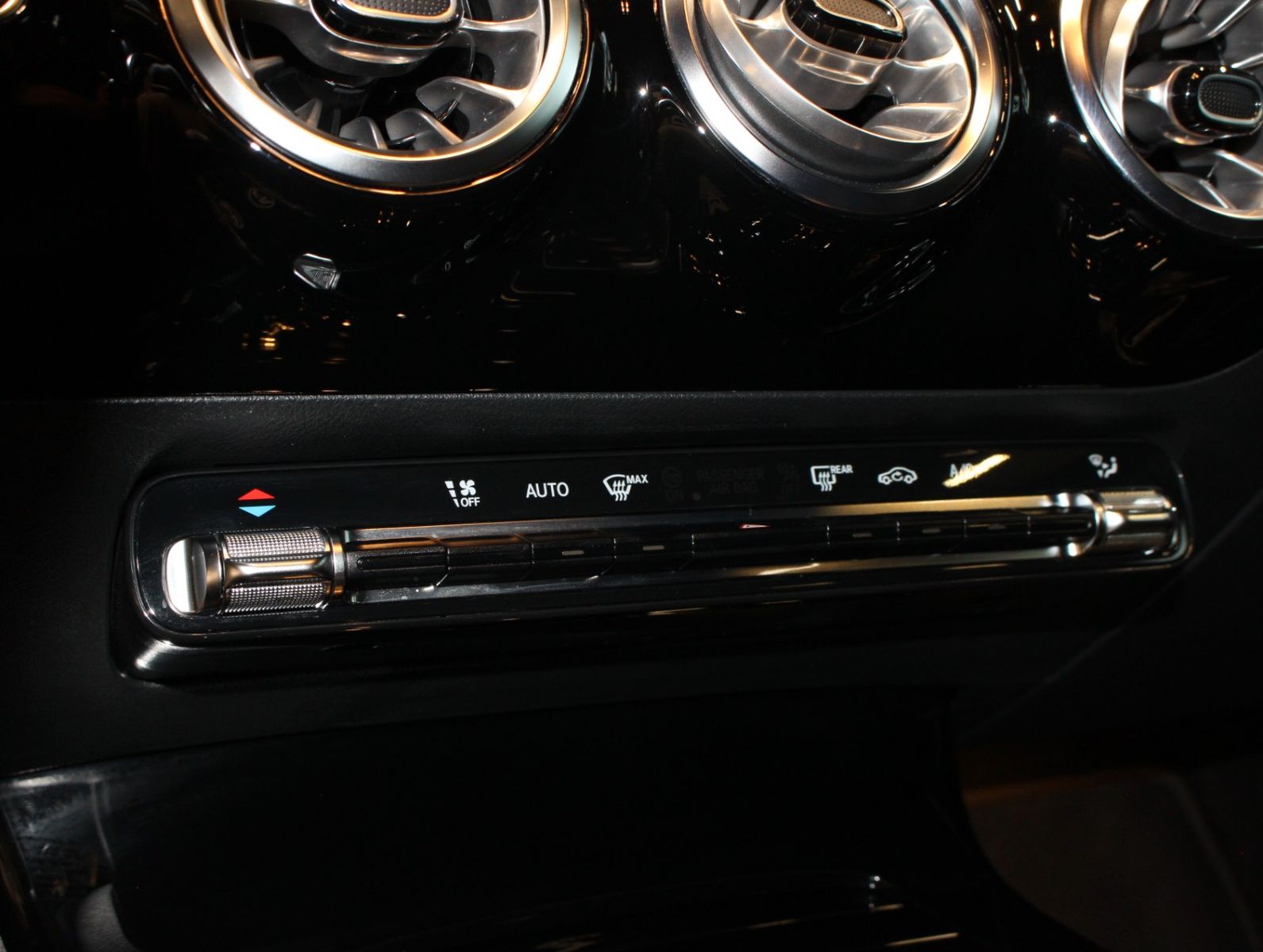 Fahrzeugabbildung Mercedes-Benz A 200 Limousine AMG Line Widescreen*Ambiente