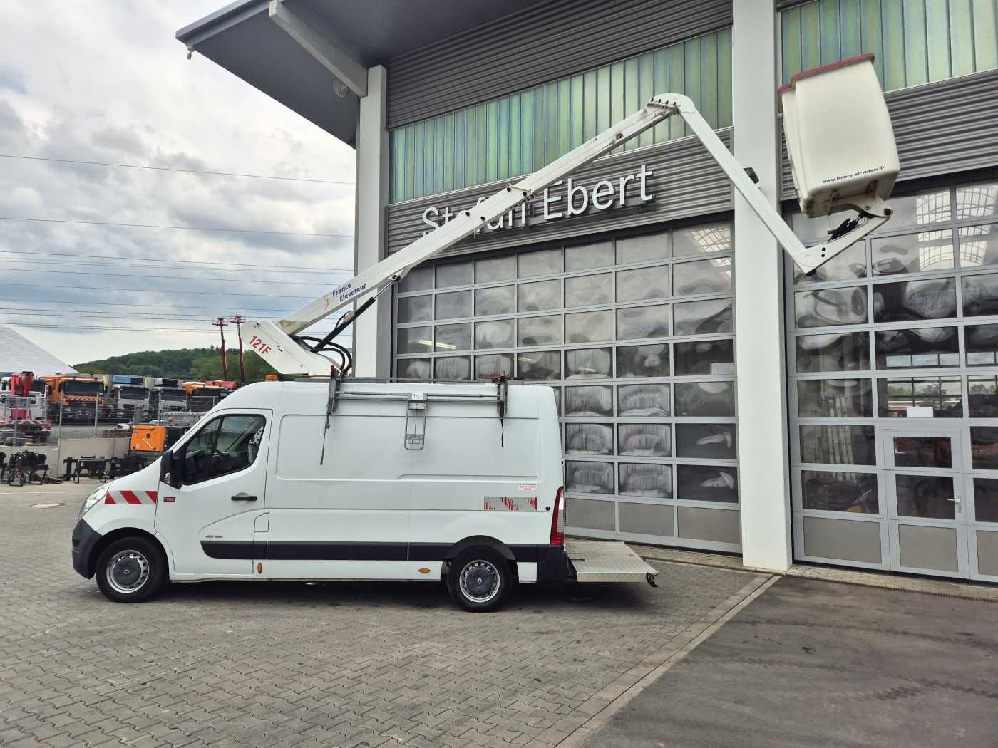 Fahrzeugabbildung Renault Master 2.3 dCi / France Elevateur 121FT, 12m