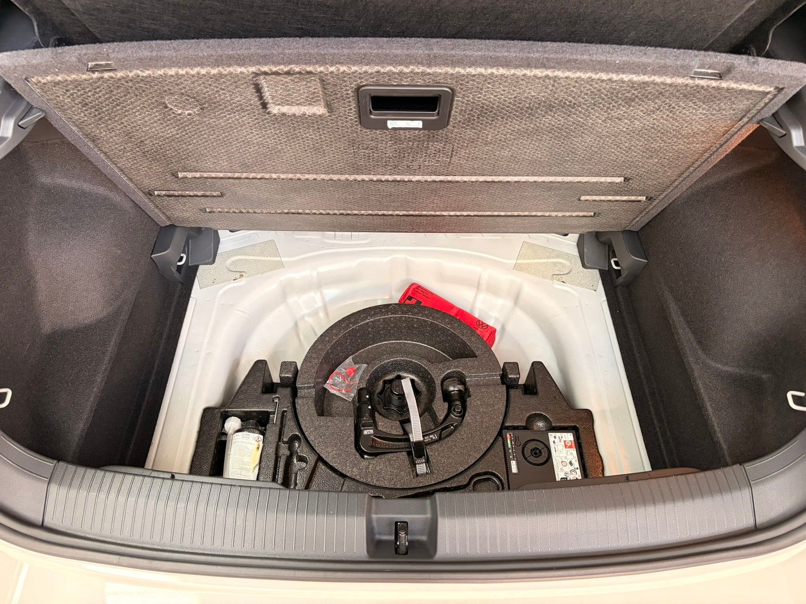 Fahrzeugabbildung Volkswagen T-Roc R-Line 1,5 TSI DSG +ACC +LED +AHK +ParkAss