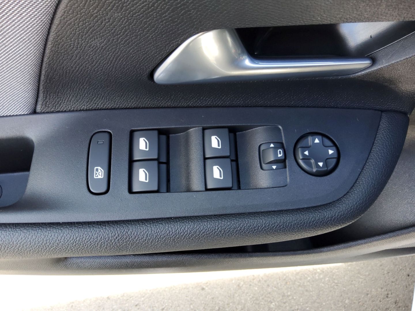 Fahrzeugabbildung Opel Mokka-e Edition Wärmepumpe Komfort-Paket LED Car