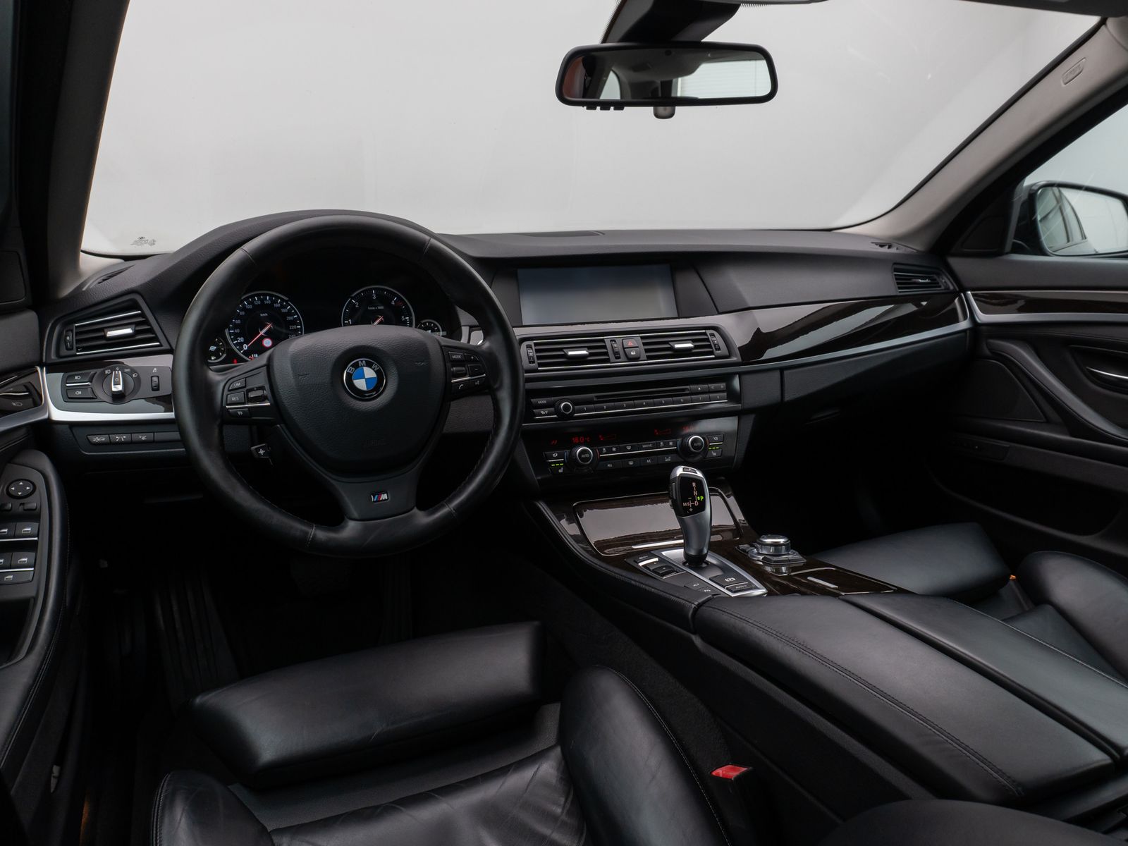 Fahrzeugabbildung BMW 530d HUD HiFi 360°Xenon SoftCl AHK Komfort Sport