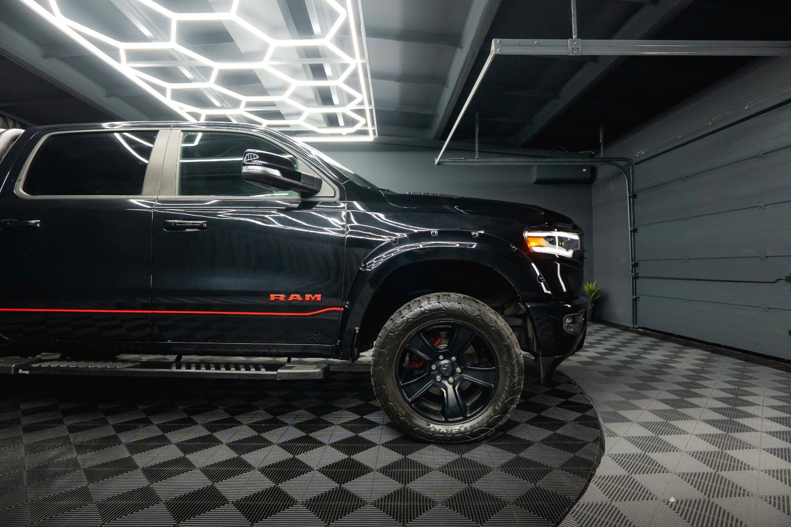 Fahrzeugabbildung Dodge RAM 5.7 V8 HEMI 4x4 OFFROAD Night-Paket Limited