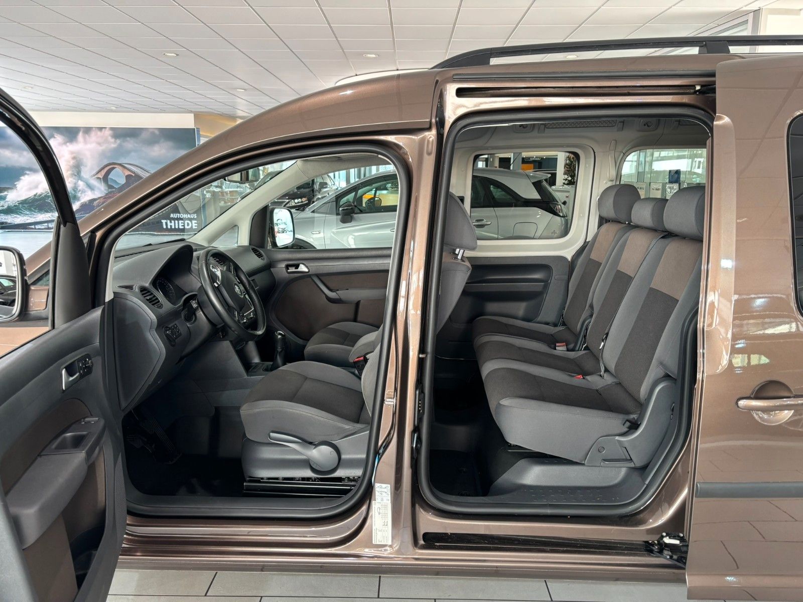Fahrzeugabbildung Volkswagen Caddy 1.6D Kombi Maxi Trendline AHK/7-SITZER/PDC