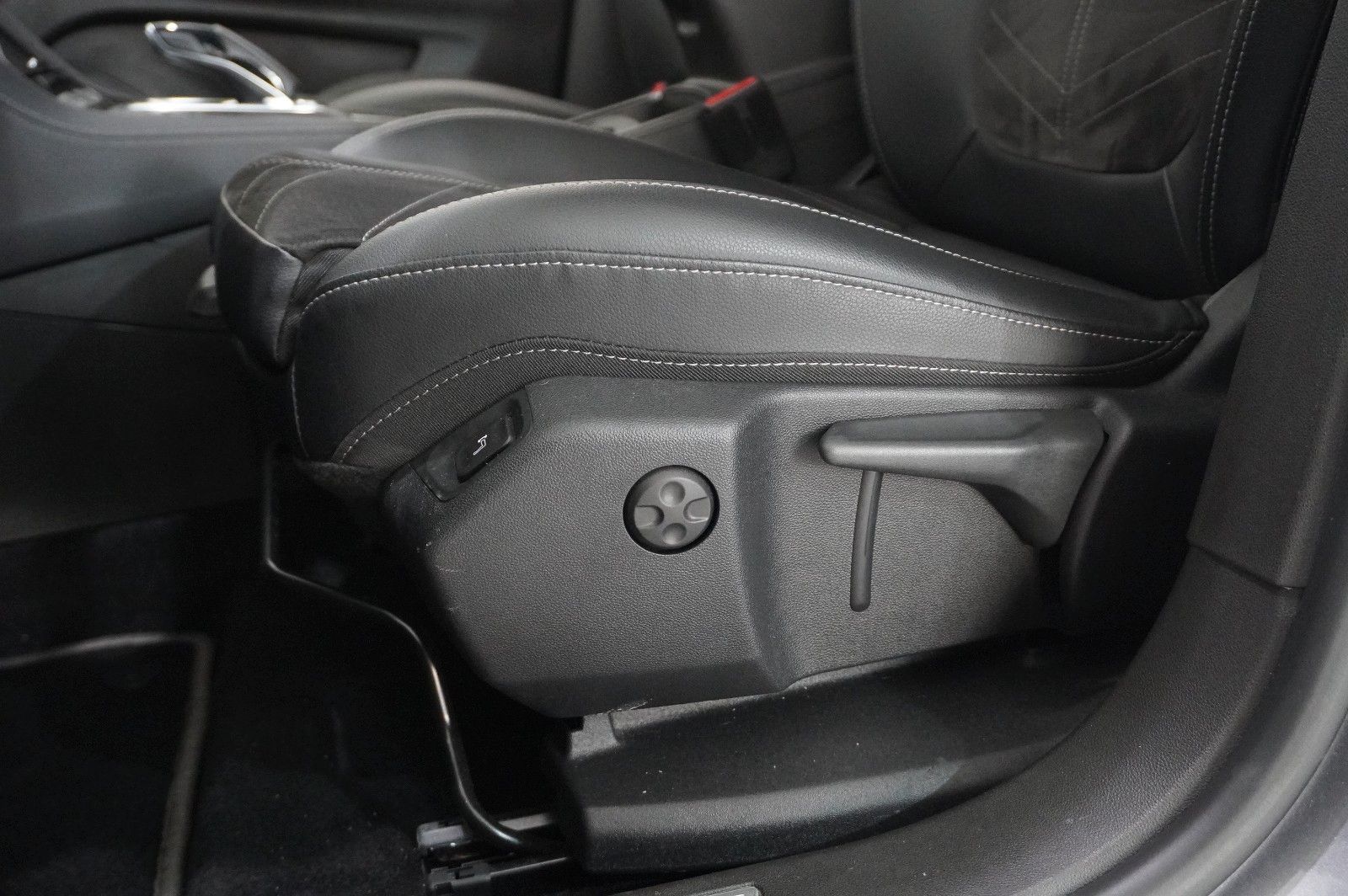 Fahrzeugabbildung Opel Grandland (X) ULTIMATE 4HYBRID NAVI/LED/SPORT/SH