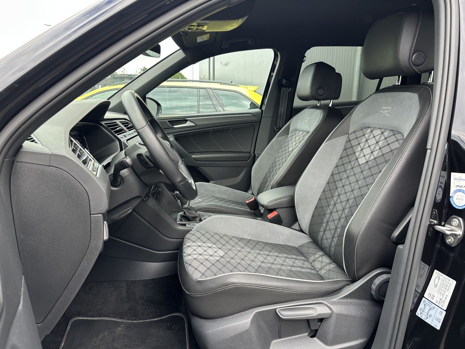 Fahrzeugabbildung Volkswagen Tiguan 2.0 TDI DSG R-Line Black NAV+LED+ACC