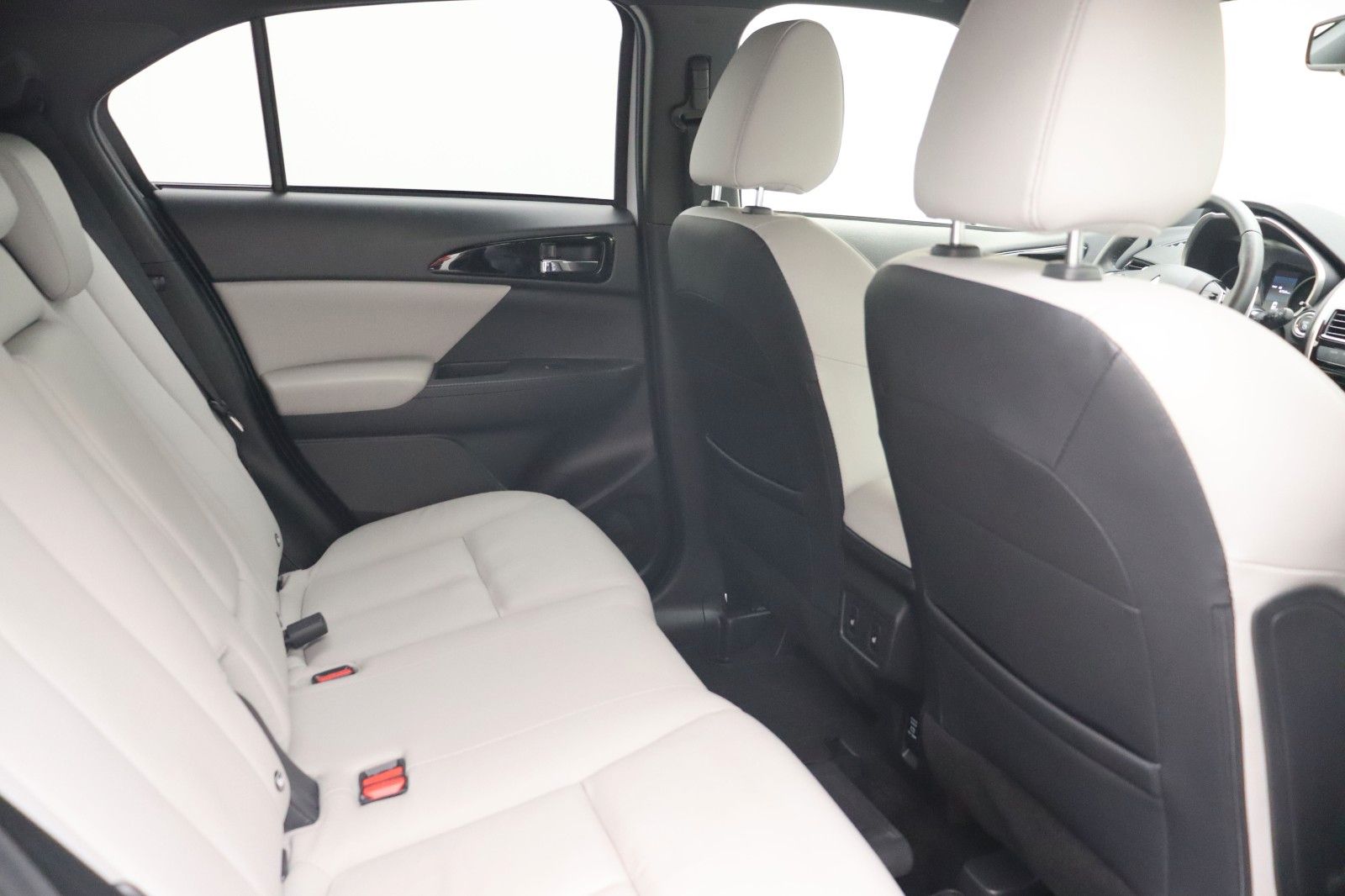 Fahrzeugabbildung Mitsubishi Eclipse Cross 2.4 PHEV Top 4WD PANO ACC LED
