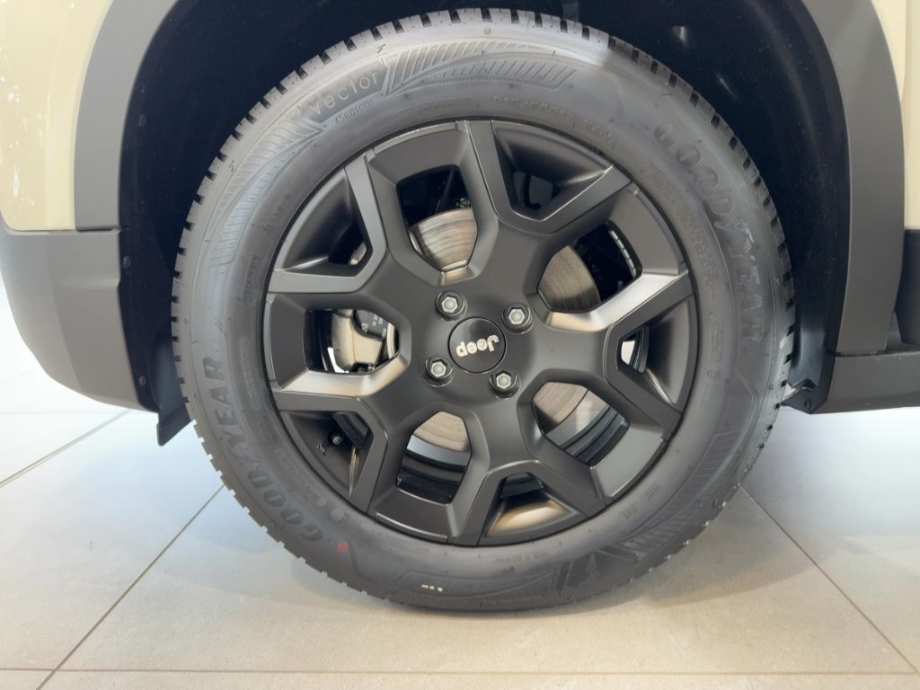 Fahrzeugabbildung Jeep Avenger e-hybrid Black Edition ALLWETTER WINTER