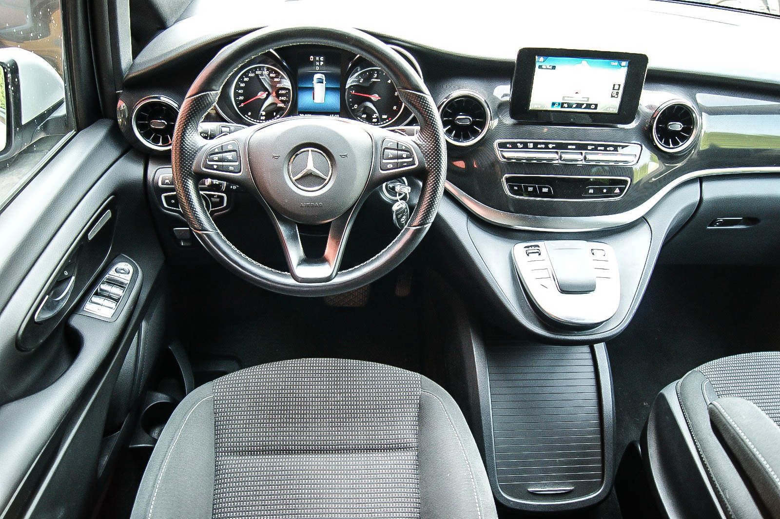 Fahrzeugabbildung Mercedes-Benz V 250 d EDITION lang MBUX 7-SITZE IQ-LED KAMERA