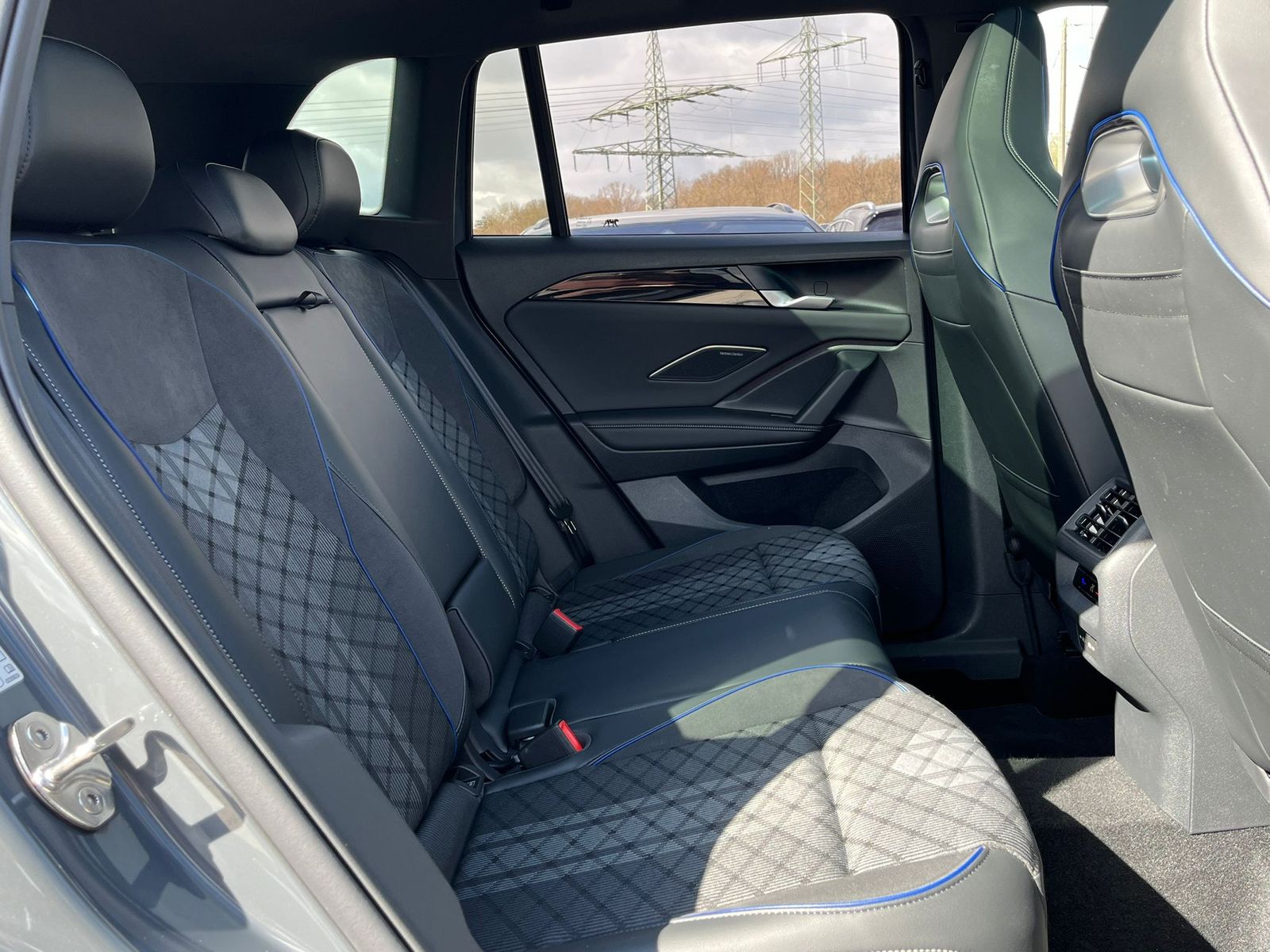 Fahrzeugabbildung Volkswagen Tiguan 2.0 TDI 4M R-Line PANO*H&K*AHK*MATRIX*20"