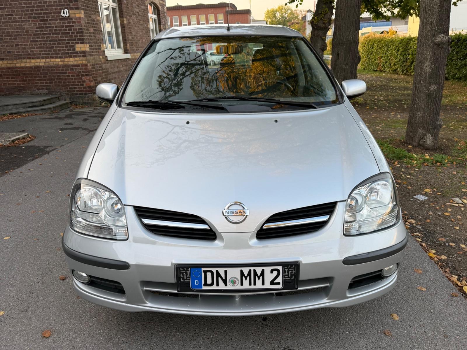 Nissan Almera 2004 — interior