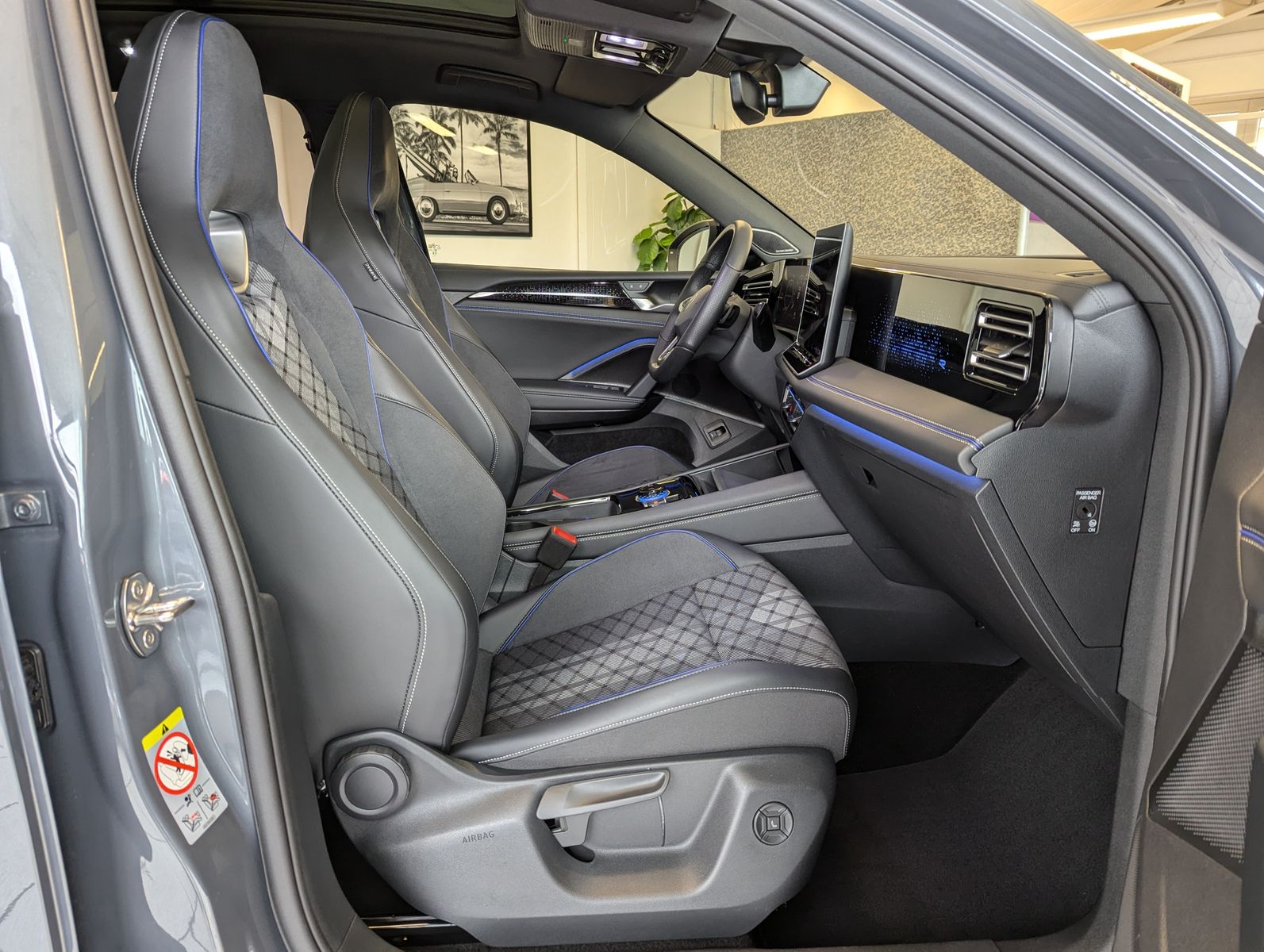 VW Tiguan 2.0TDI R-Line 4M Pano Black AHK Matrix 20 - Image 15