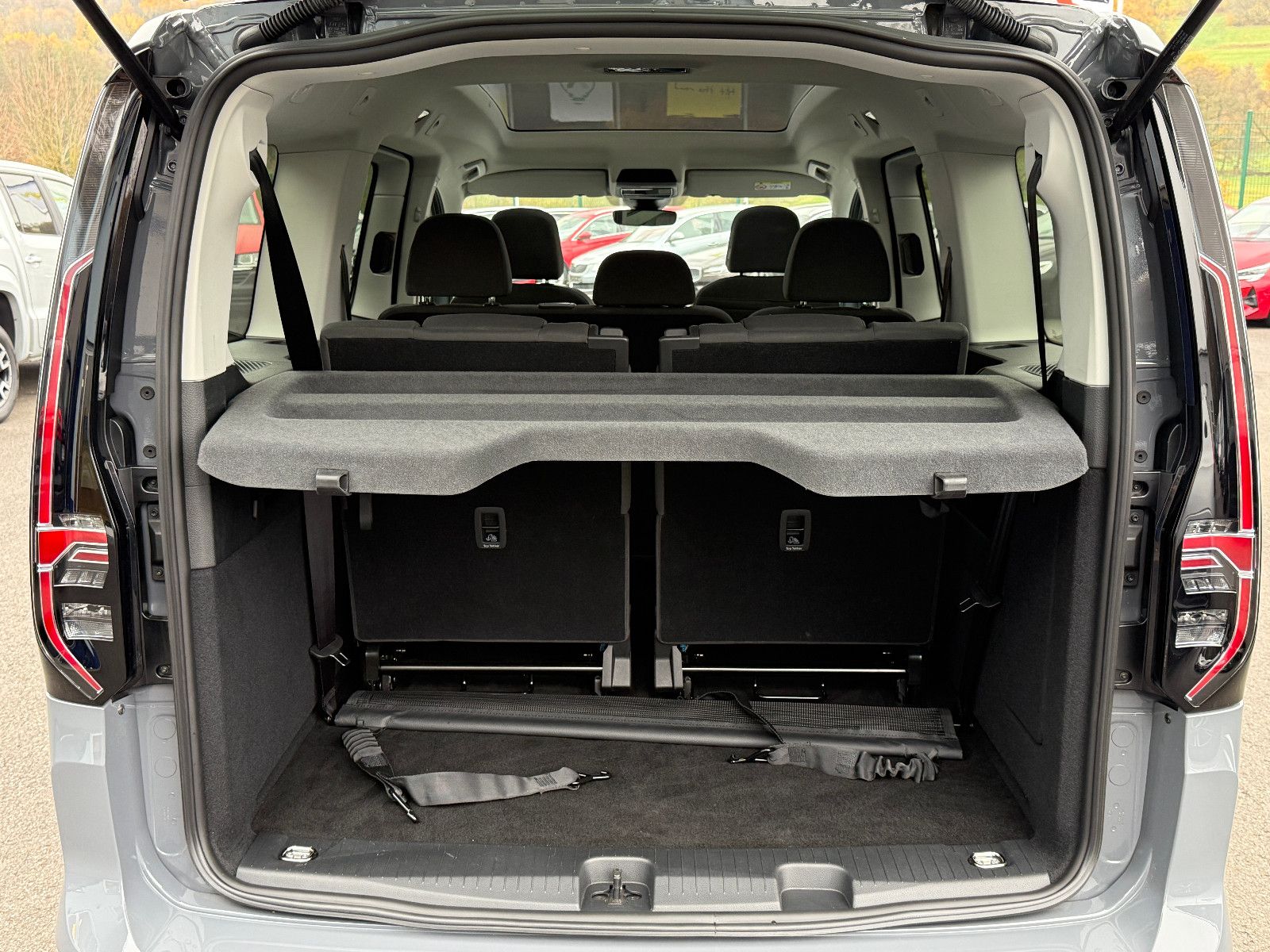 Fahrzeugabbildung Volkswagen Caddy Edition Maxi 7-Sitzer ACC AHK LED Pano Kam