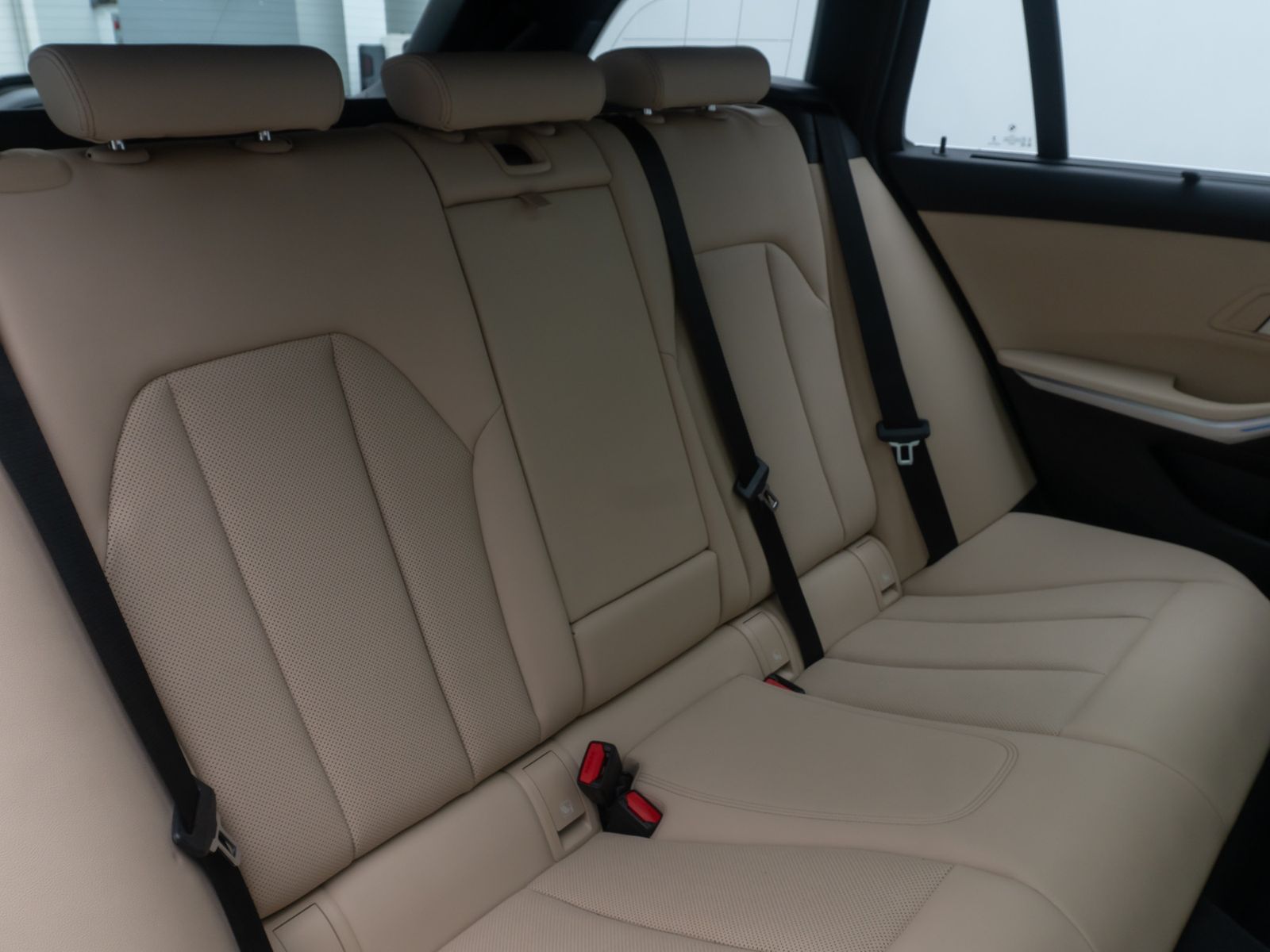 Fahrzeugabbildung BMW 330e xD  M Sport Panorama Kamera HUD DAB HiFi