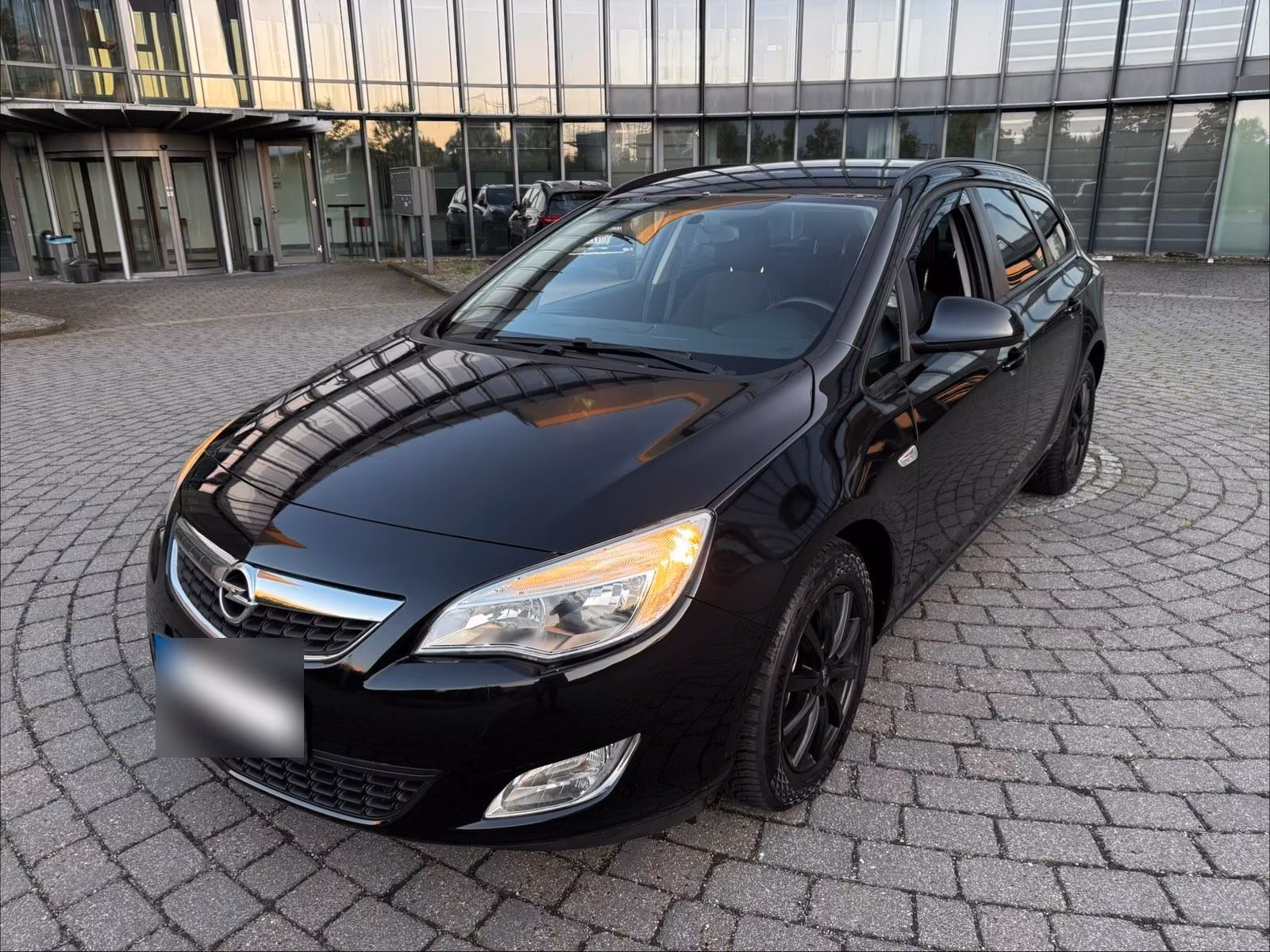 Opel Astra 2012 — rear view