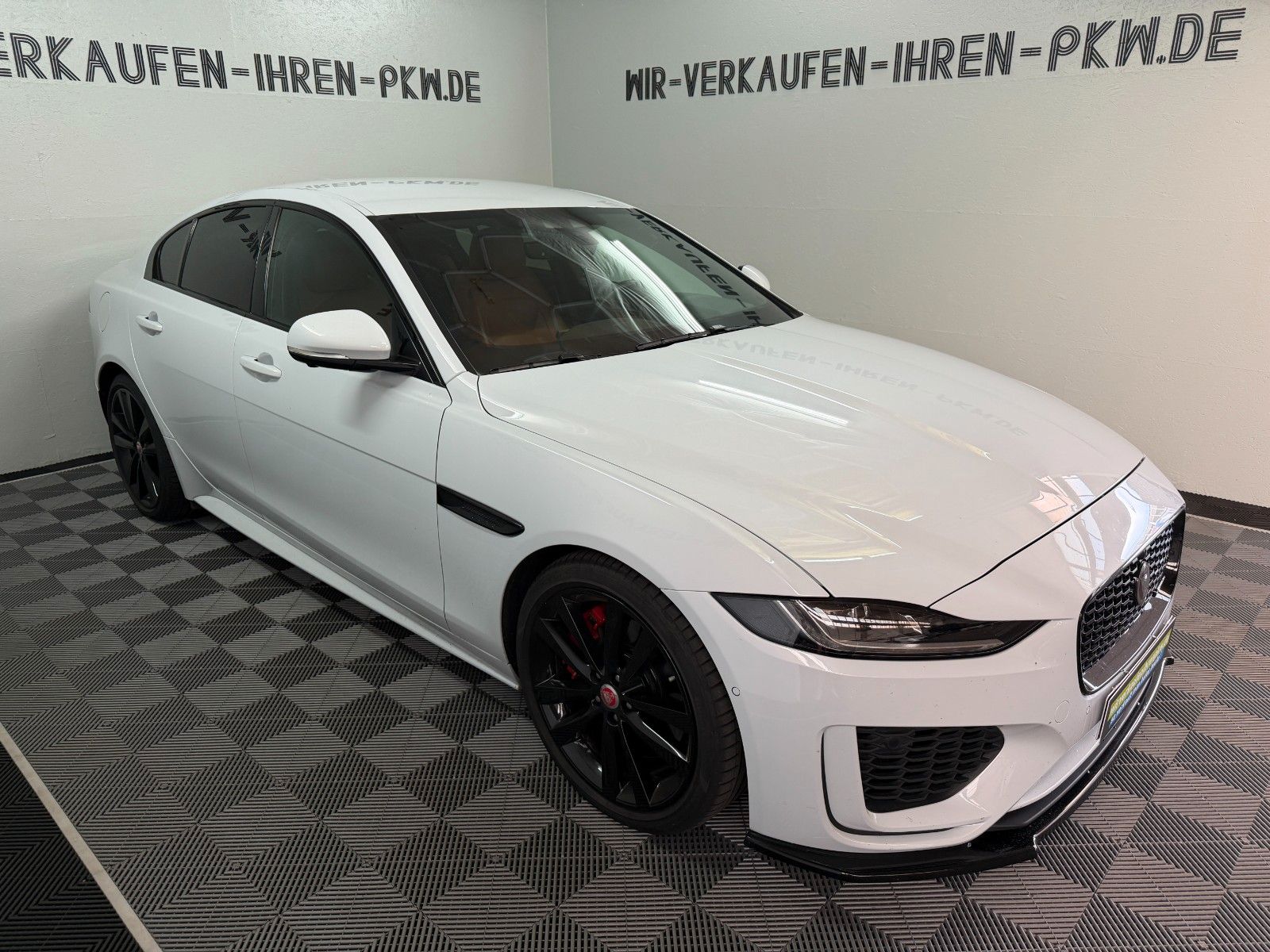 JAGUAR XE