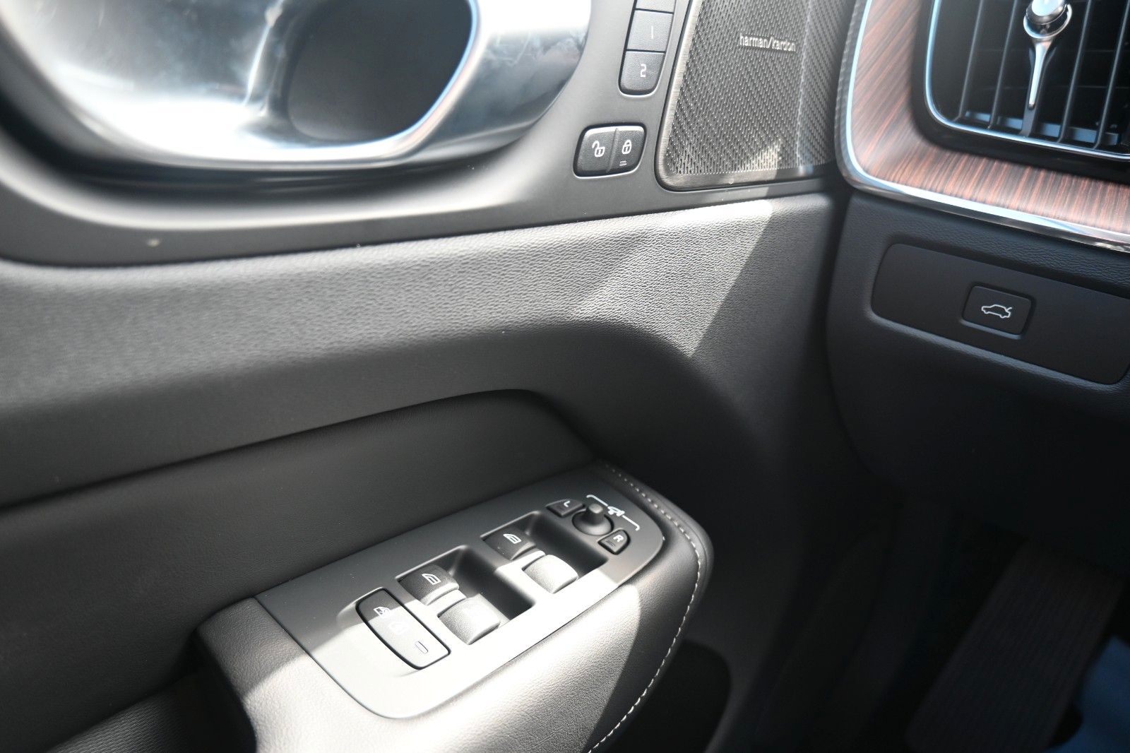 Fahrzeugabbildung Volvo XC60 B4 D AWD Ultimate Dark*STDHZG*LUFT*360°*ACC