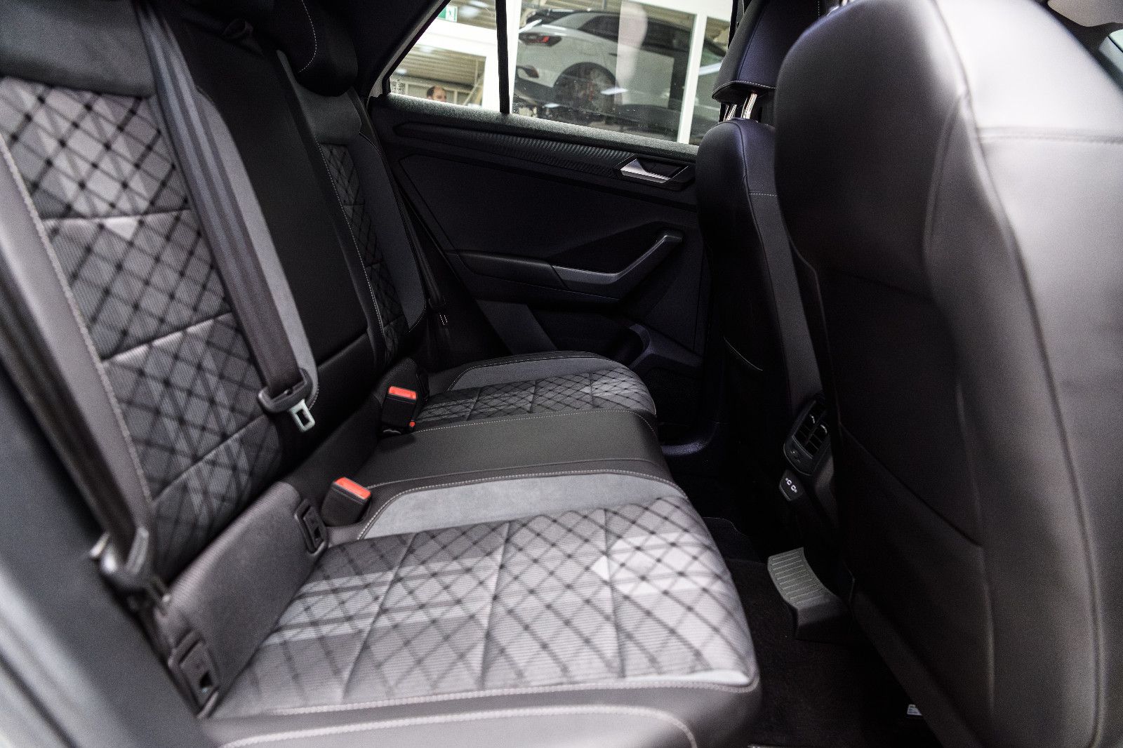 Fahrzeugabbildung Volkswagen T-Roc R-Line 1.5 TSI DSG LED+KAMERA+KEYLESS