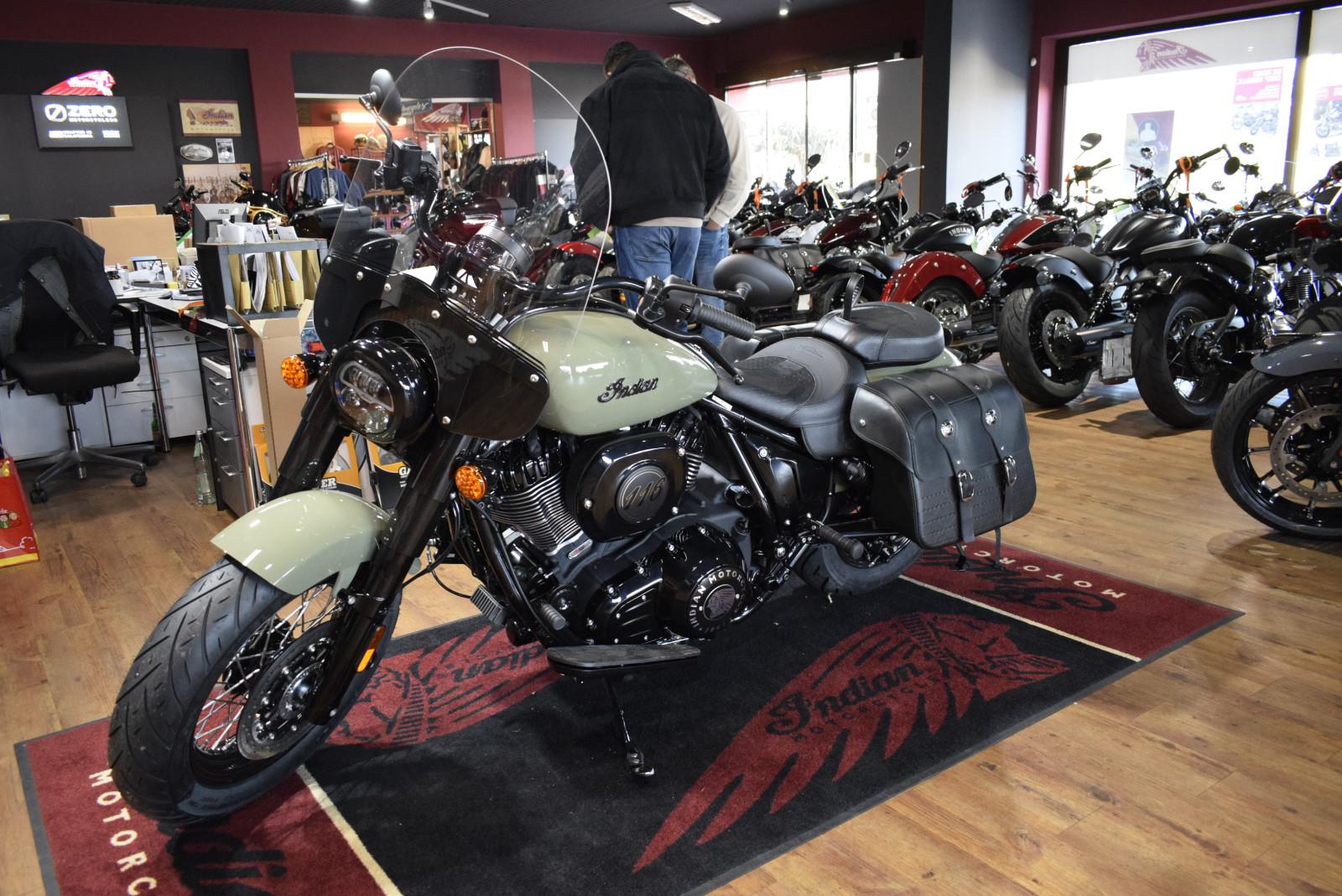 Indian Super Chief Dark Horse Moss Green vor Ort