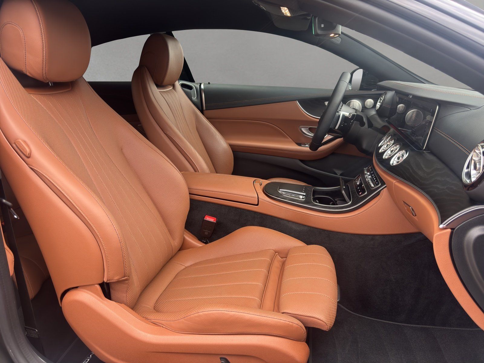 Fahrzeugabbildung Mercedes-Benz E 400 d 4M Cpé AMG Massage DISTRO Burm ABC KeyGo
