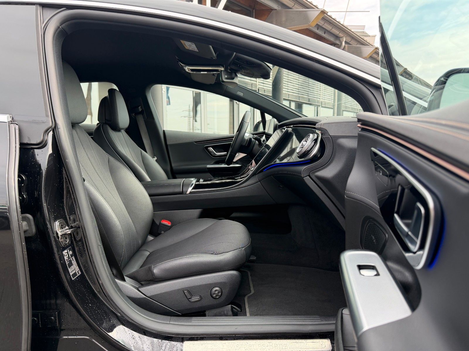 Fahrzeugabbildung Mercedes-Benz EQE 300 Avantgarde+AHK+RFK+Ambiente+HaLenkung