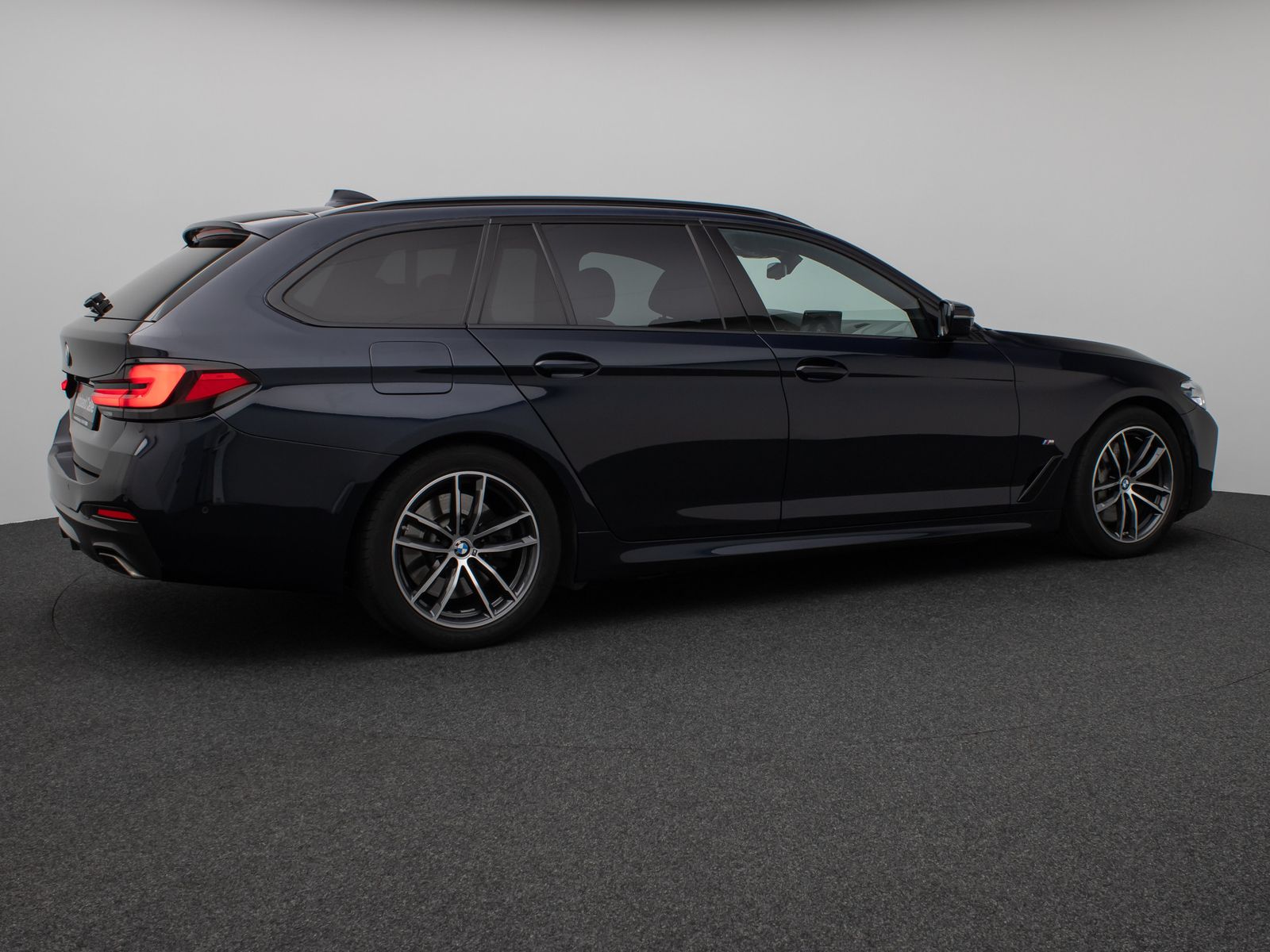 Fahrzeugabbildung BMW 530d xD M Sport Panorama Kamera HUD HiFi Komfort