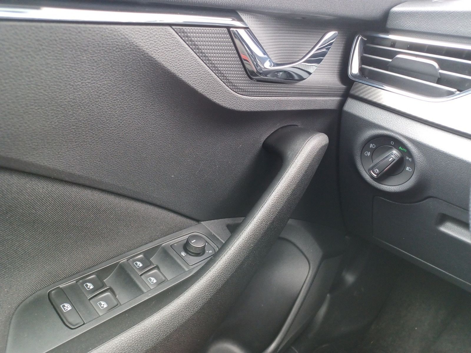 Fahrzeugabbildung SKODA Kamiq 1.0 TSI DSG Monte Carlo Rückfahrkamera