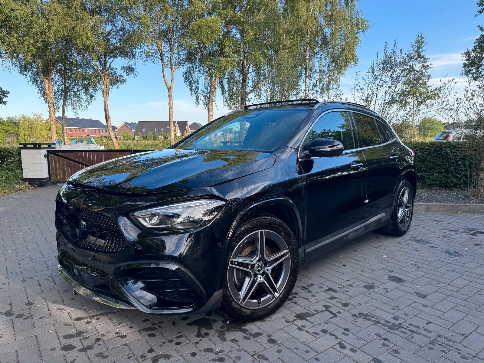 Mercedes-Benz GLA 180 AMG PANORAMA HUD Memorie AHK Ambiance !!