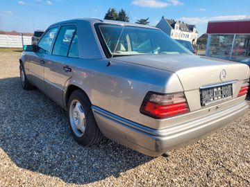 Mercedes E 220 - 1