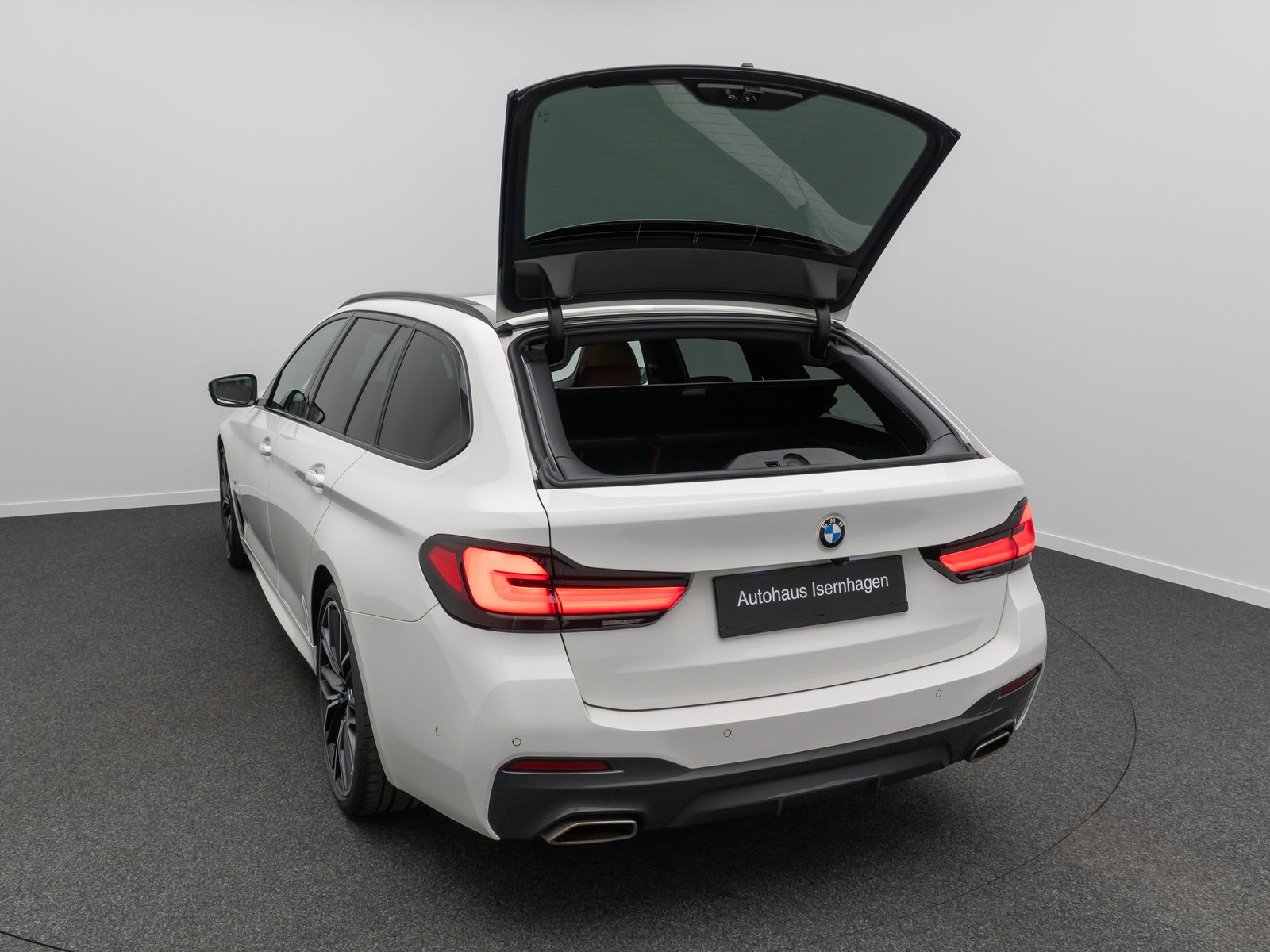 Fahrzeugabbildung BMW 530d xD M Sport Panorama Kamera Laser HUD HiFi