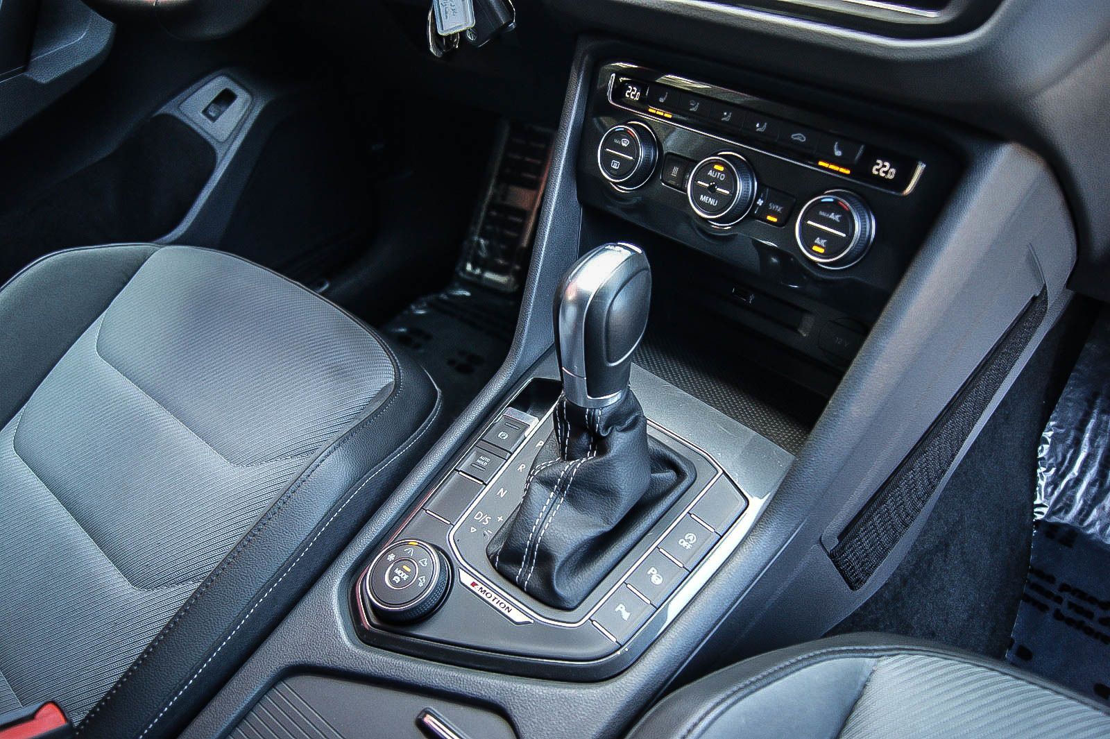 Fahrzeugabbildung Volkswagen Tiguan 20TDI 4Motion R-LINE BLACK STHZG LED ANHZ