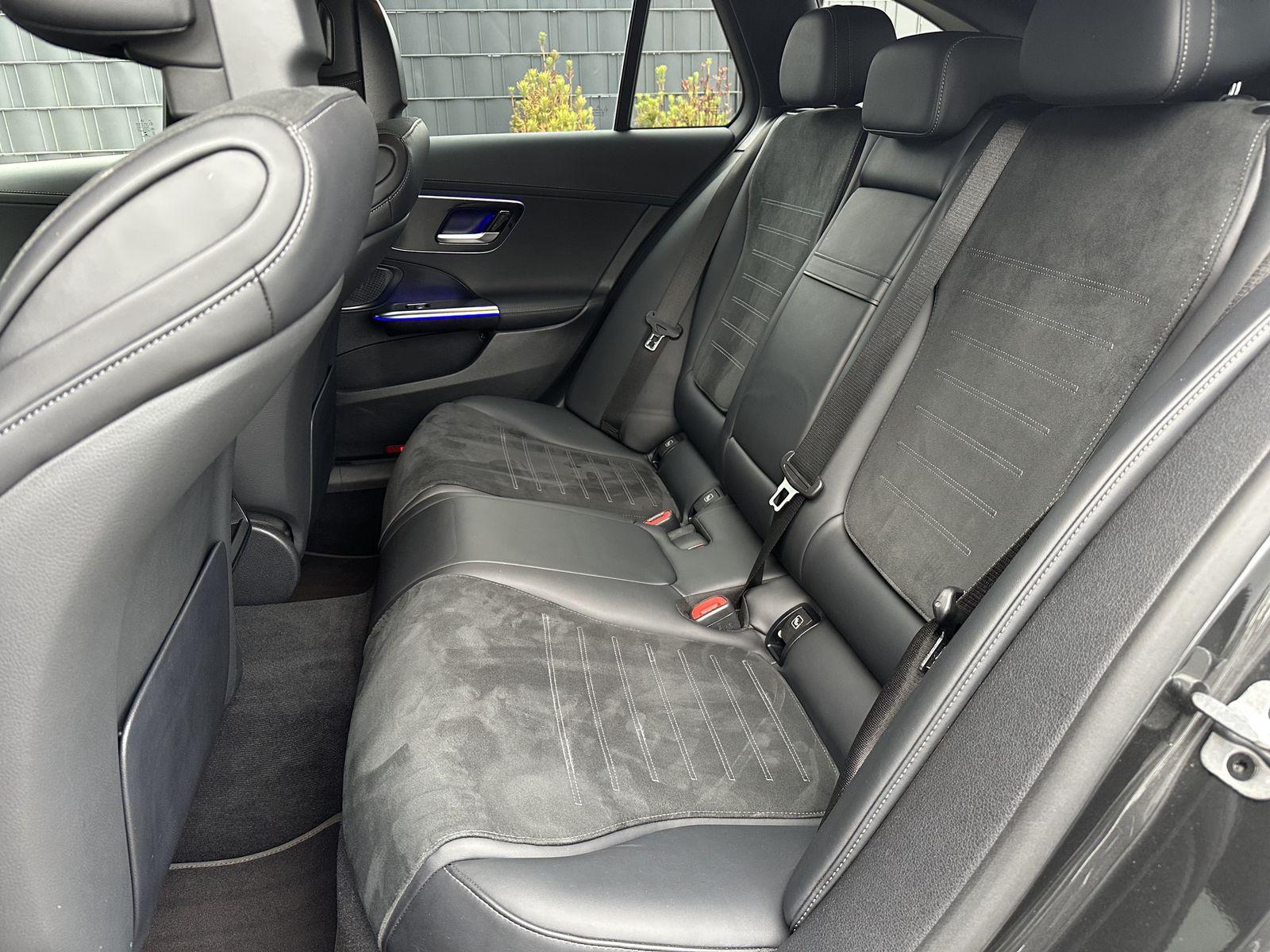 Fahrzeugabbildung Mercedes-Benz C 300 T AMG-Line NAV+LED+NIGHT+KEYLESS+DISTRONIC