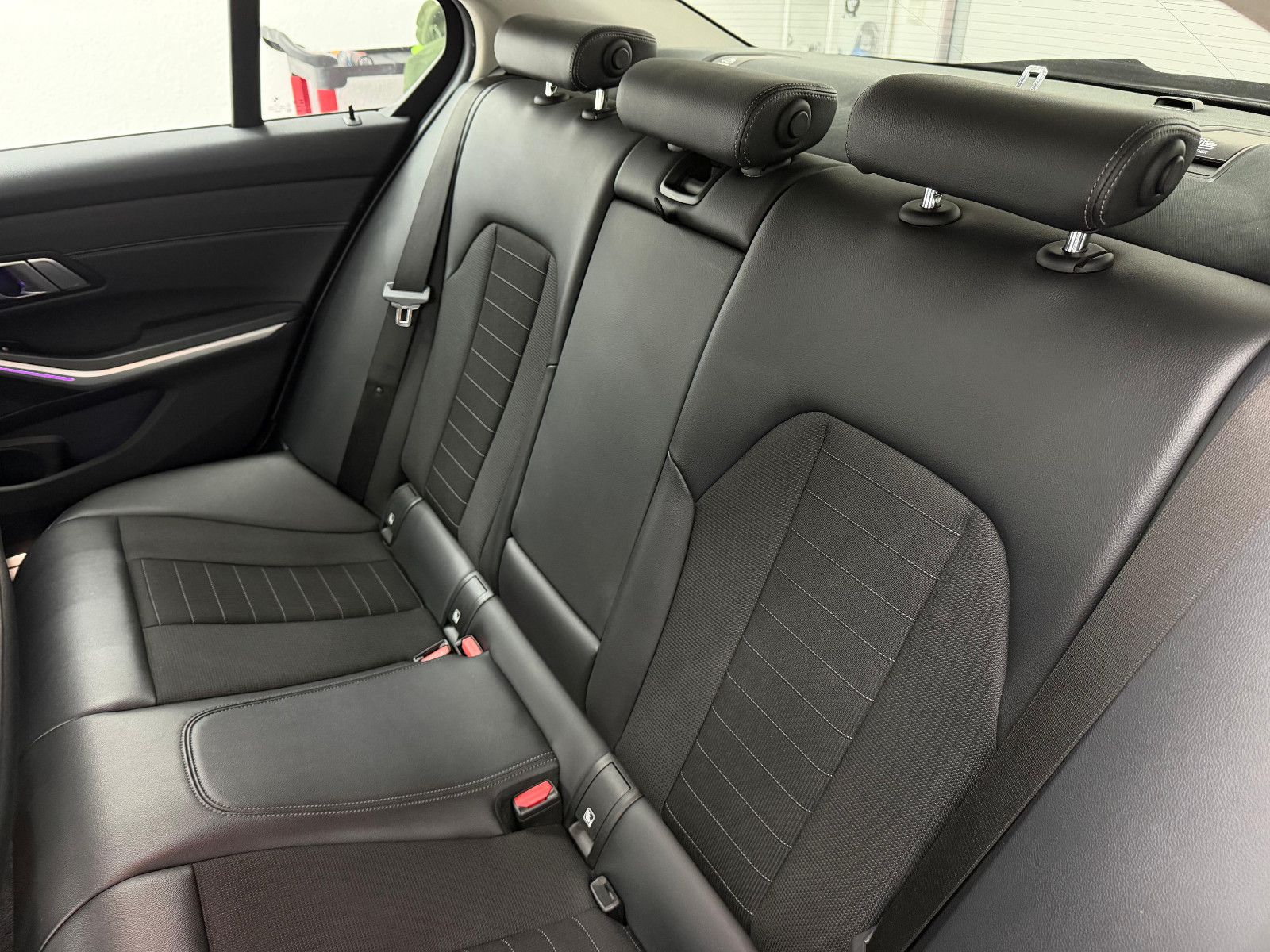 Fahrzeugabbildung BMW 330i LIMOUSINE/SPORT/LIVE COC/HiFi/AMBIENTE/H&R