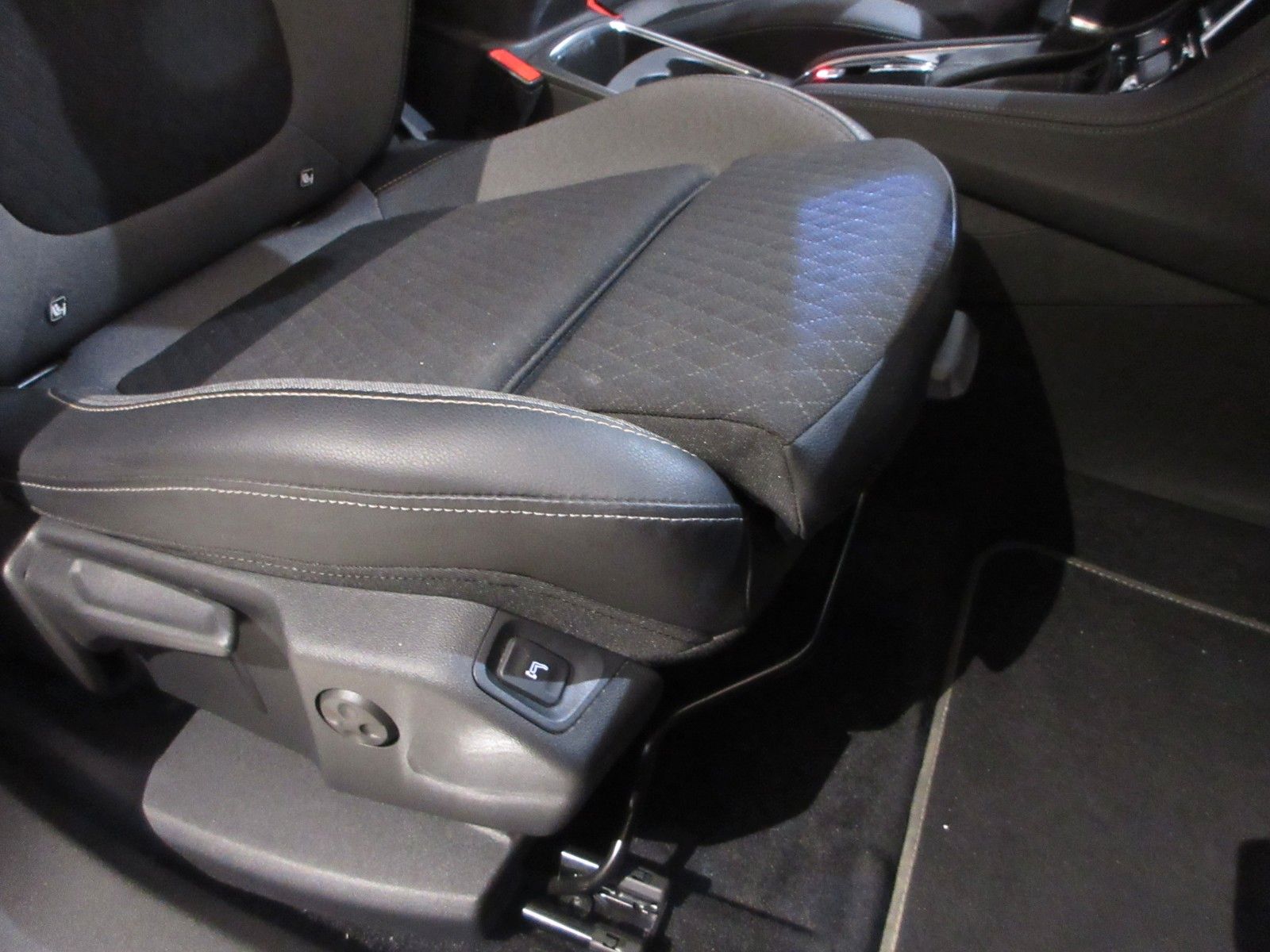 Fahrzeugabbildung Opel Grandland X 1.2T ULTIMATE LED/NAVI/SHZ/LHZ/CAM